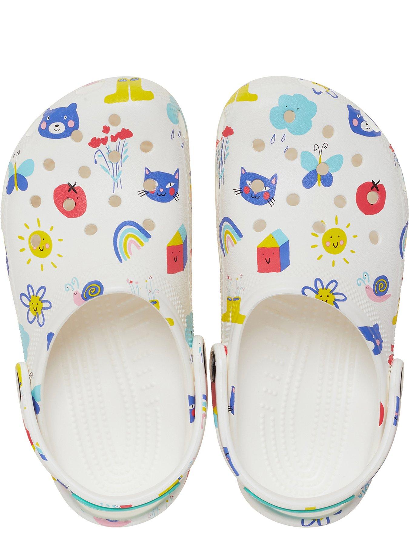 crocs-kids-classic-doddle-print-clog-whiteoutfit