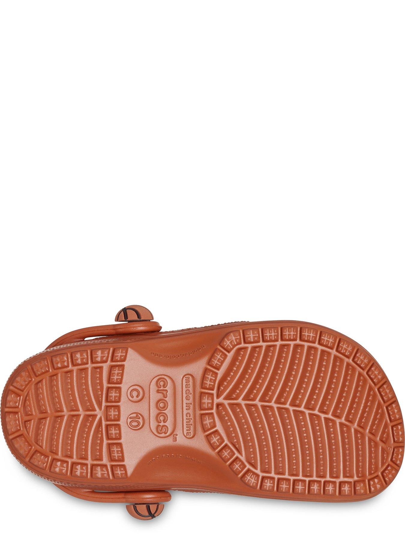 crocs-kids-classic-basketball-clog-orangedetail