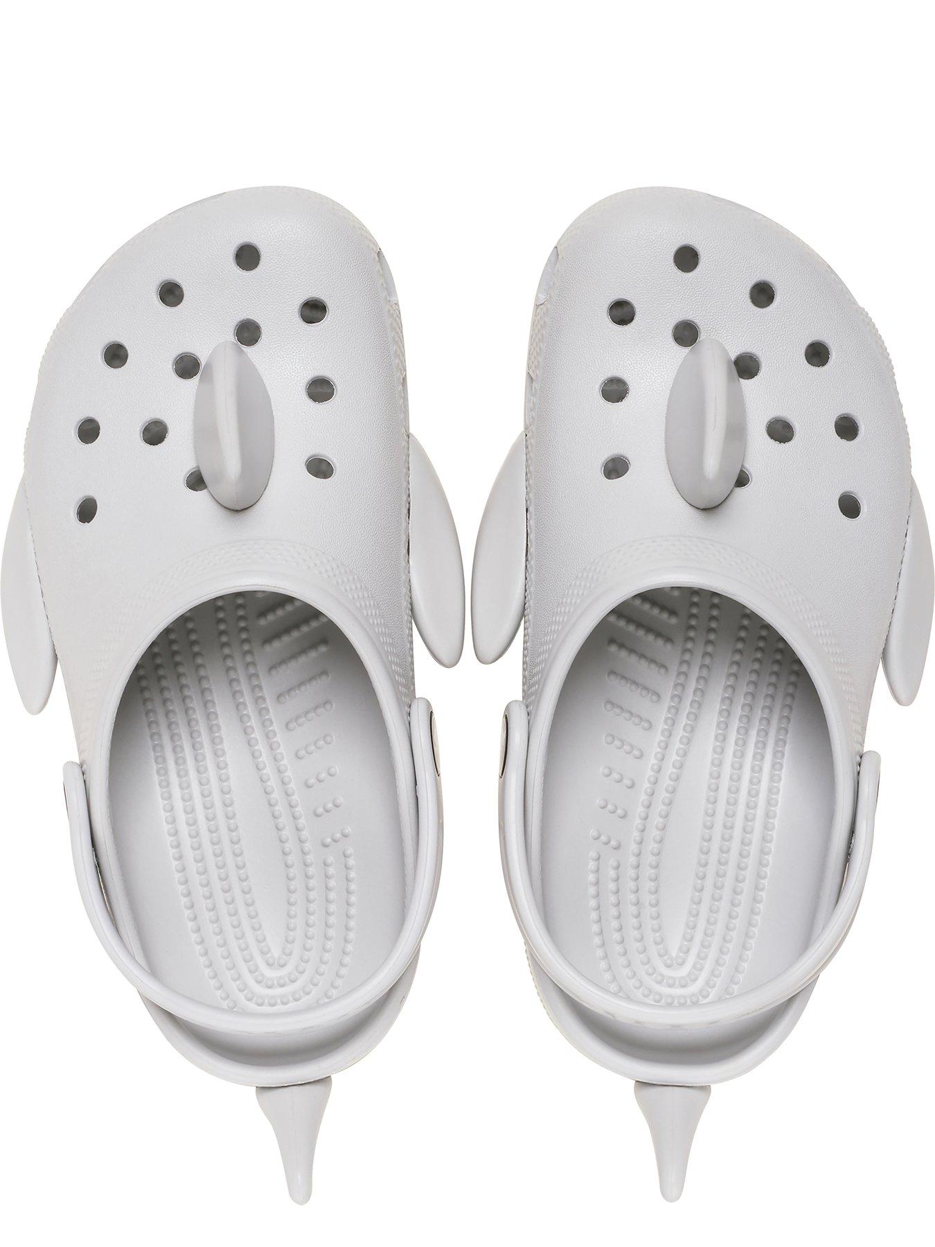 crocs-kids-classic-iam-shark-clog-light-greyoutfit