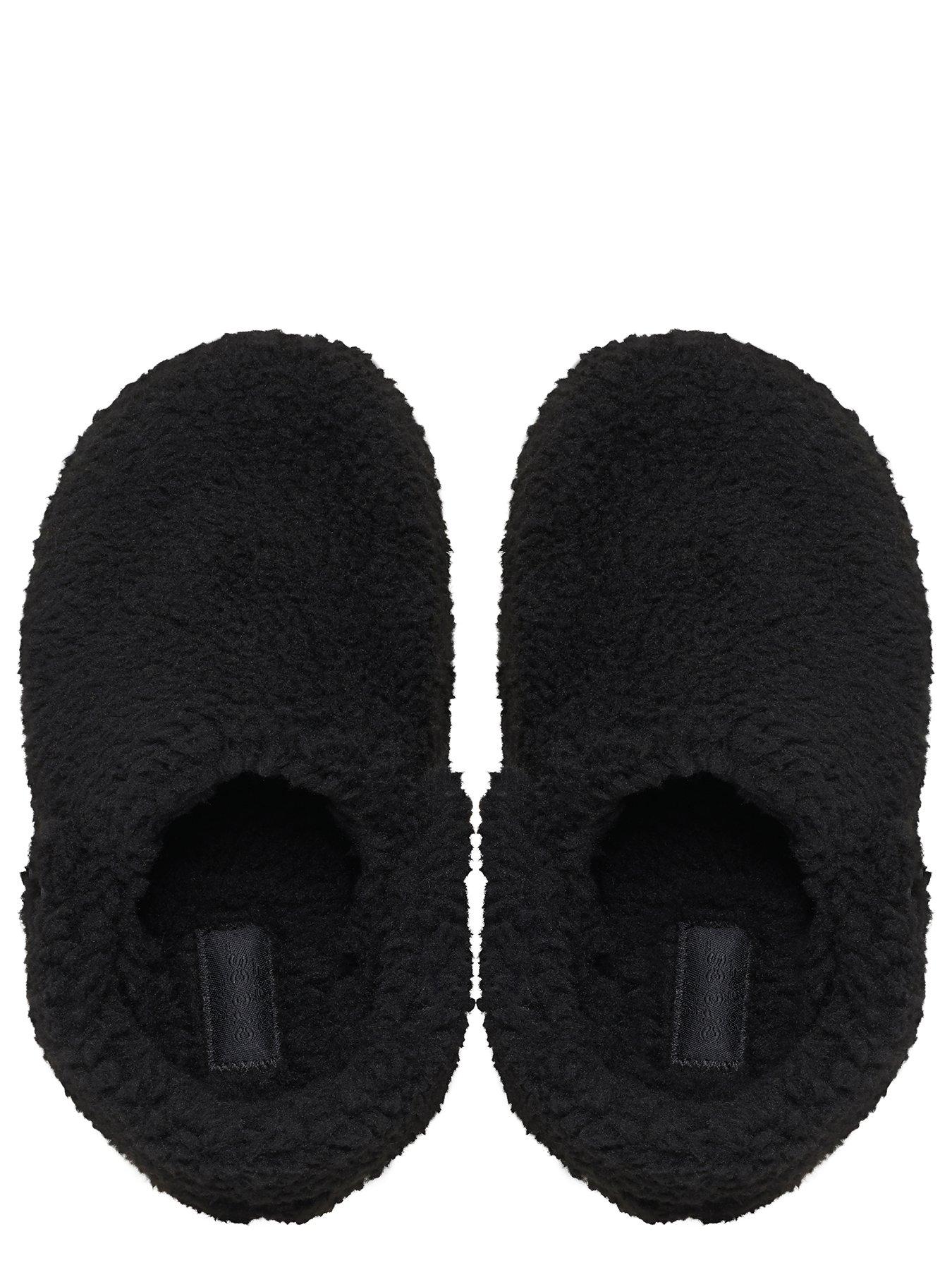 crocs-kids-classic-cozzzy-slipper-blackoutfit