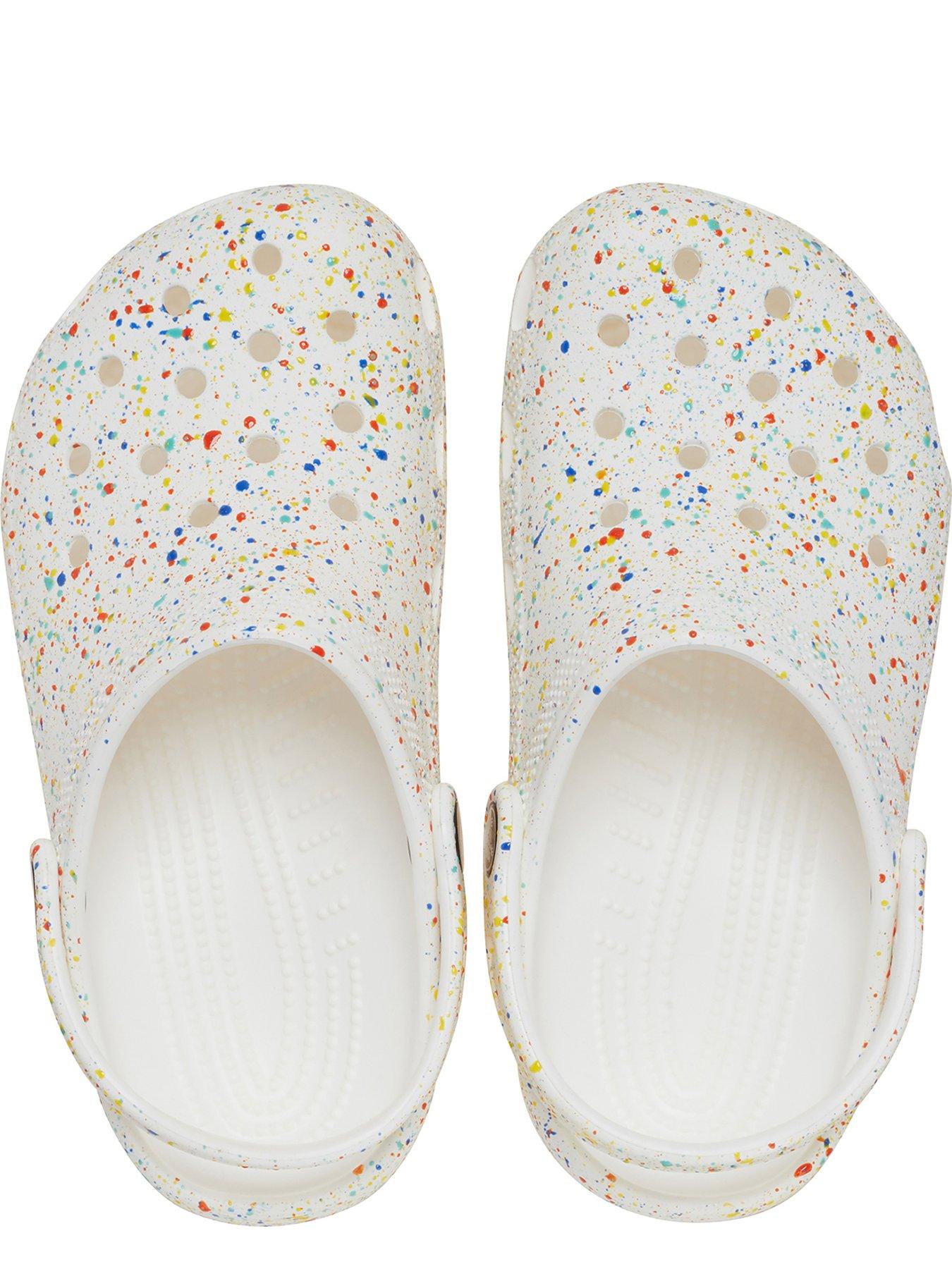 crocs-kids-classic-paint-splatter-clog-whiteoutfit