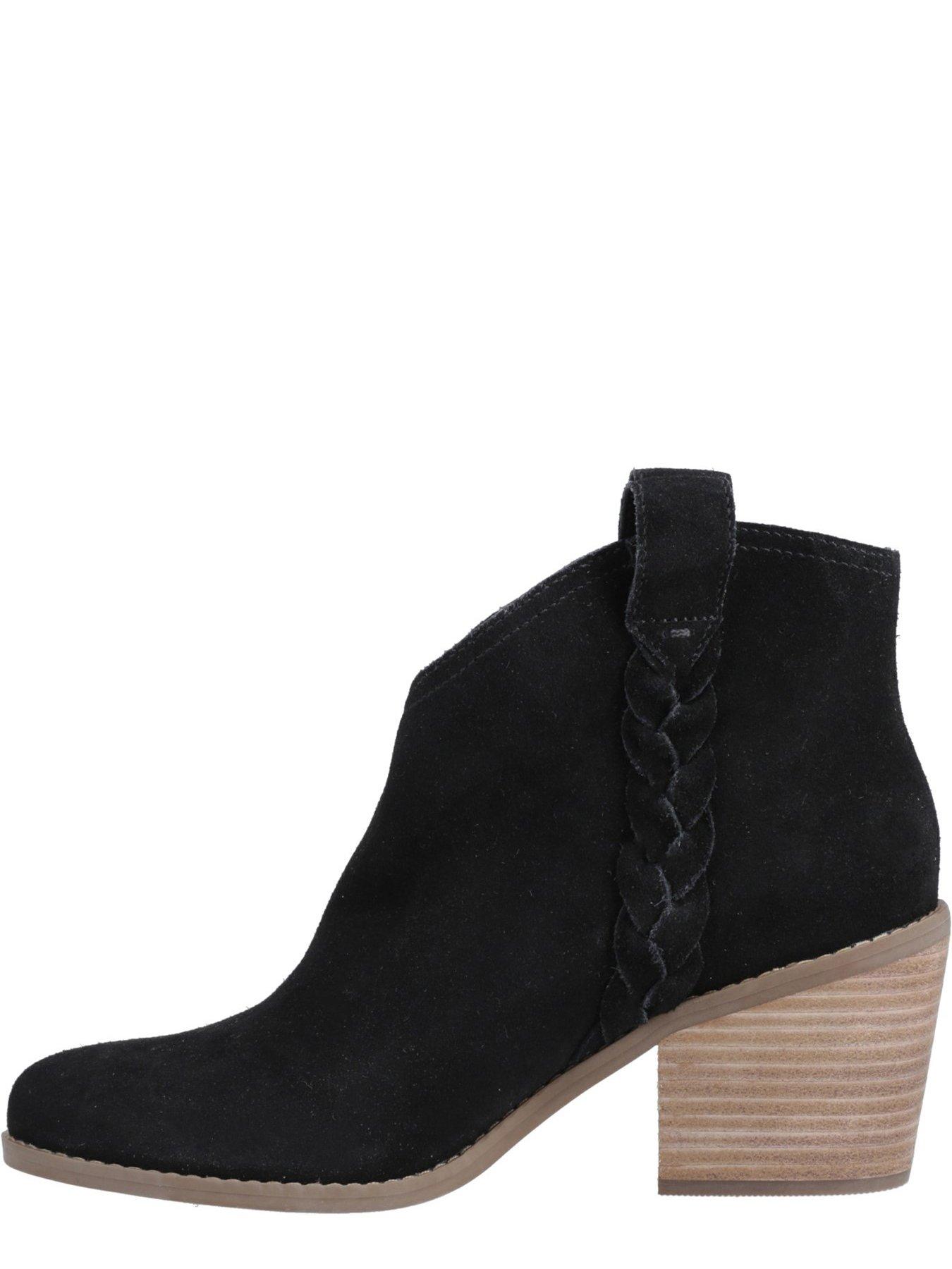 toms-constance-boot-blackoutfit