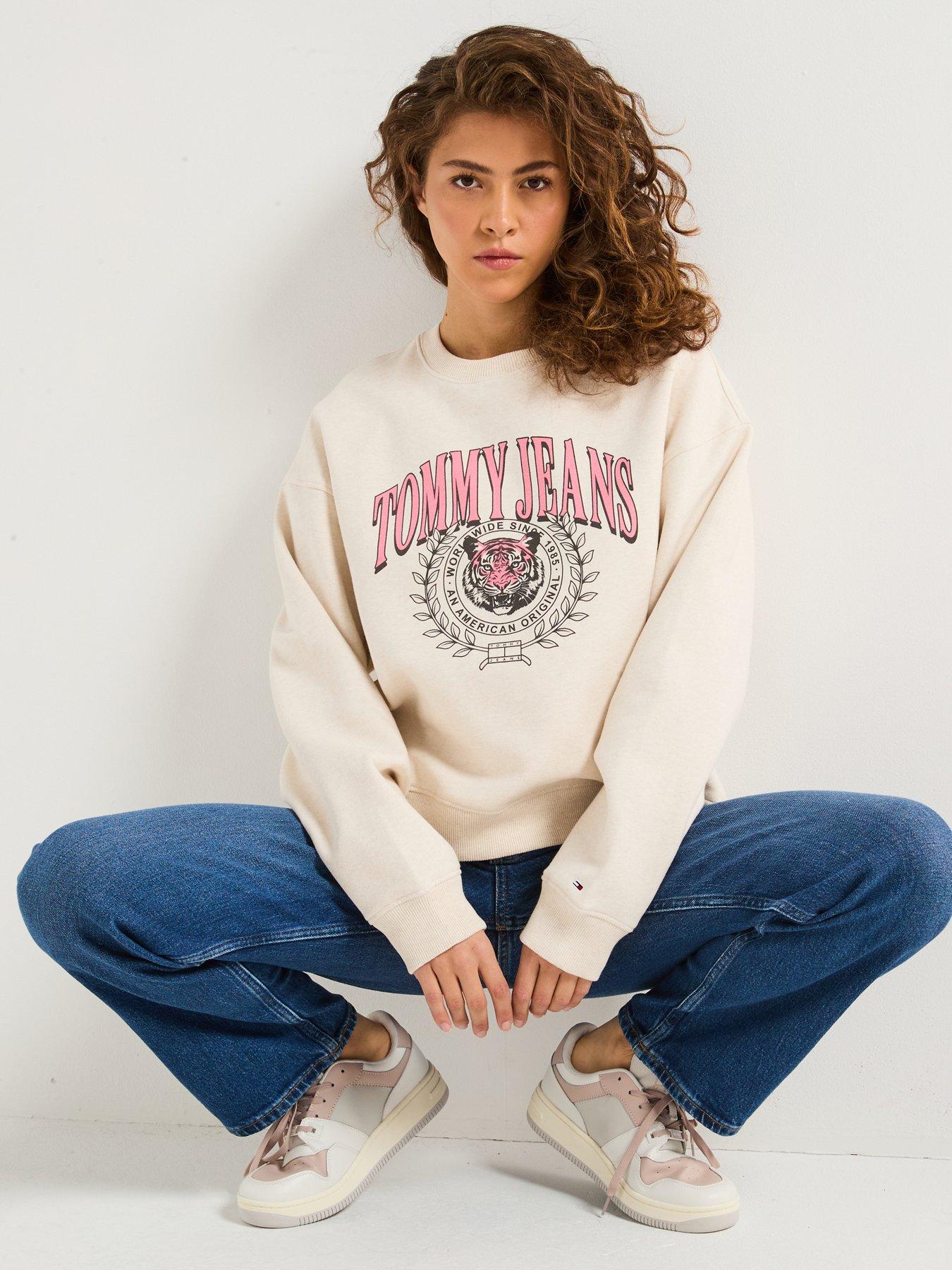 tommy-jeans-tiger-varsity-crew-neck-sweatshirt-creamoutfit