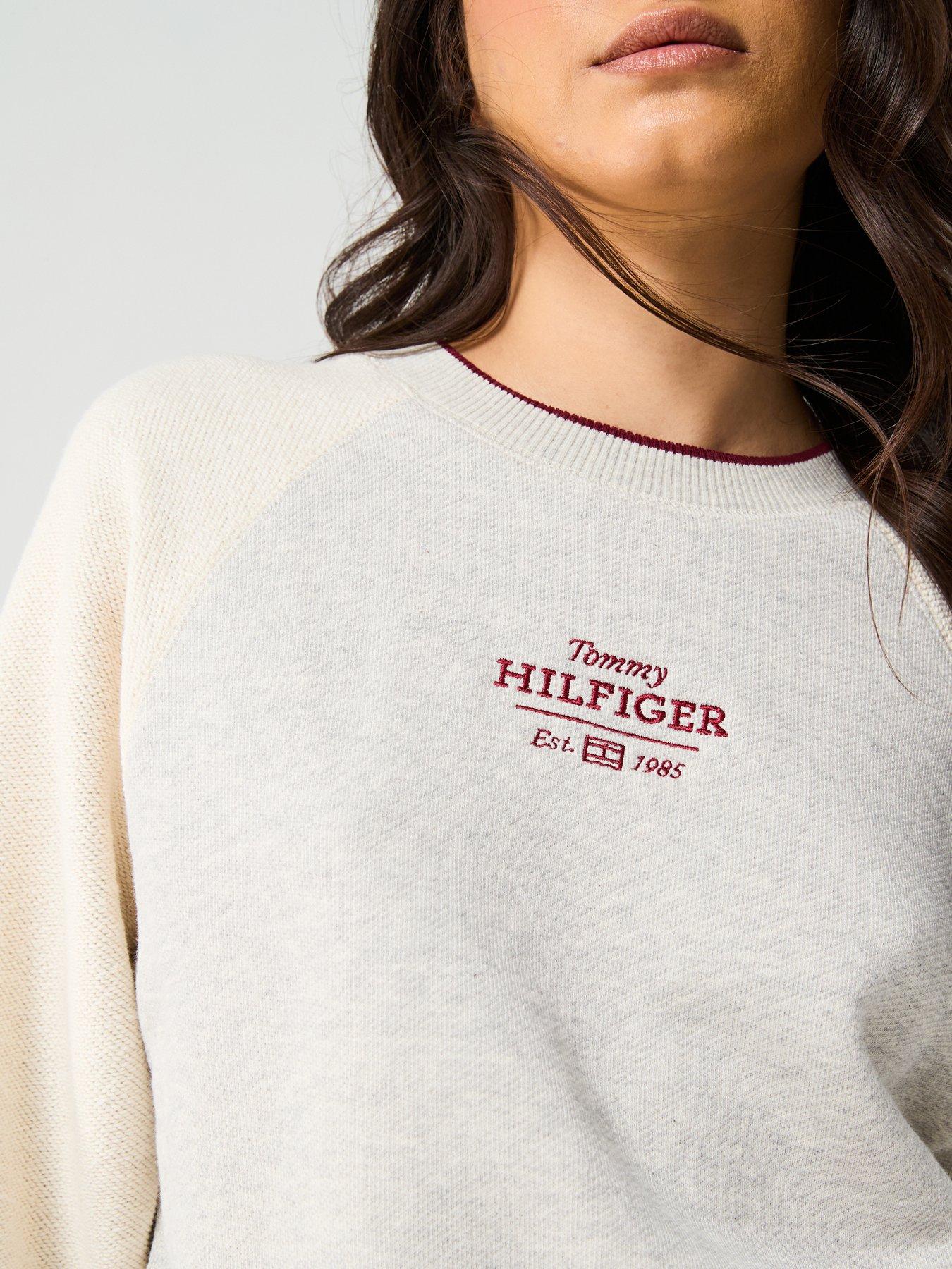 tommy-hilfiger-monotype-logo-textured-sweatshirt-whiteoutfit