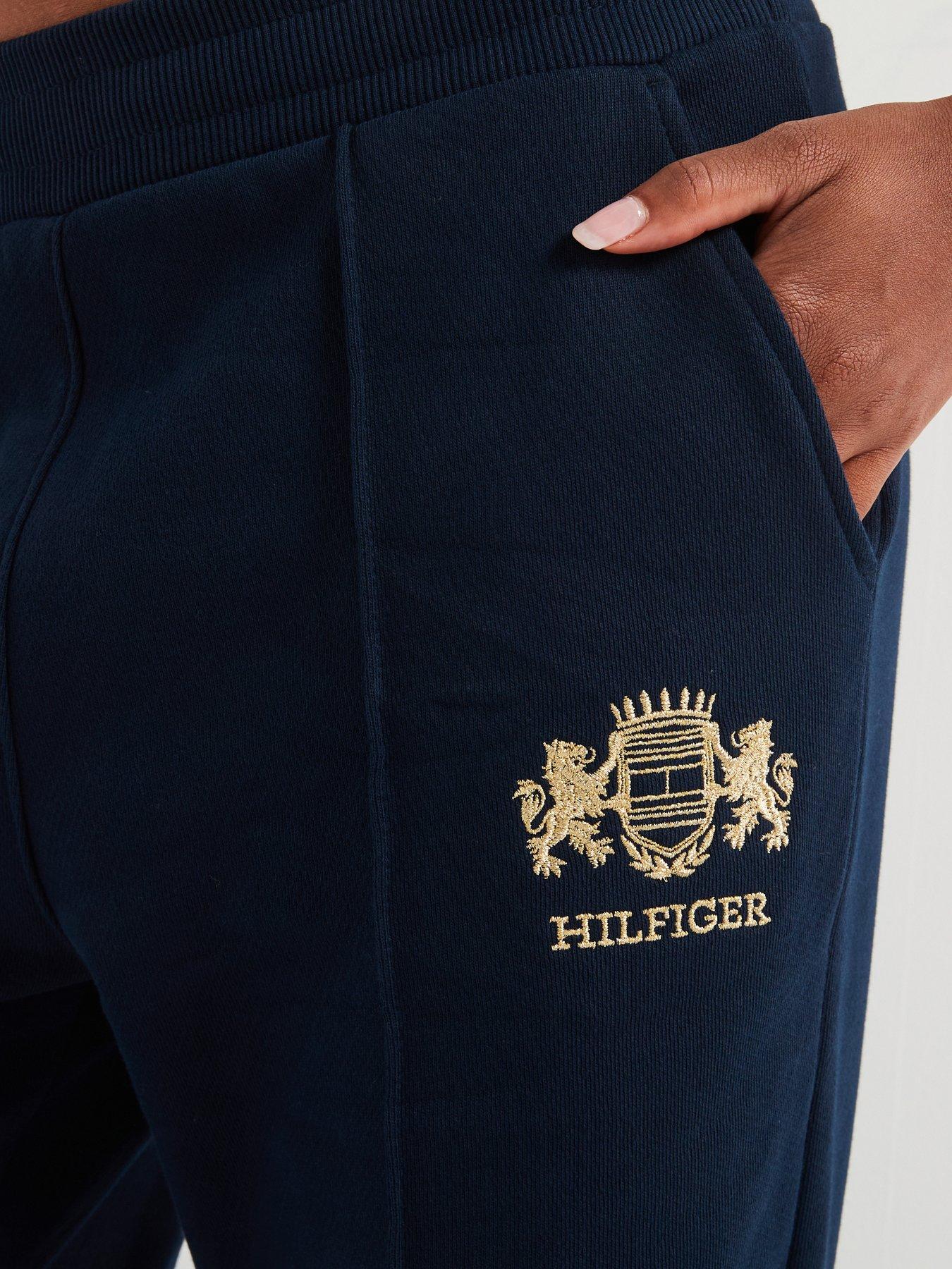 tommy-hilfiger-varsity-crest-sweatpants-navyoutfit