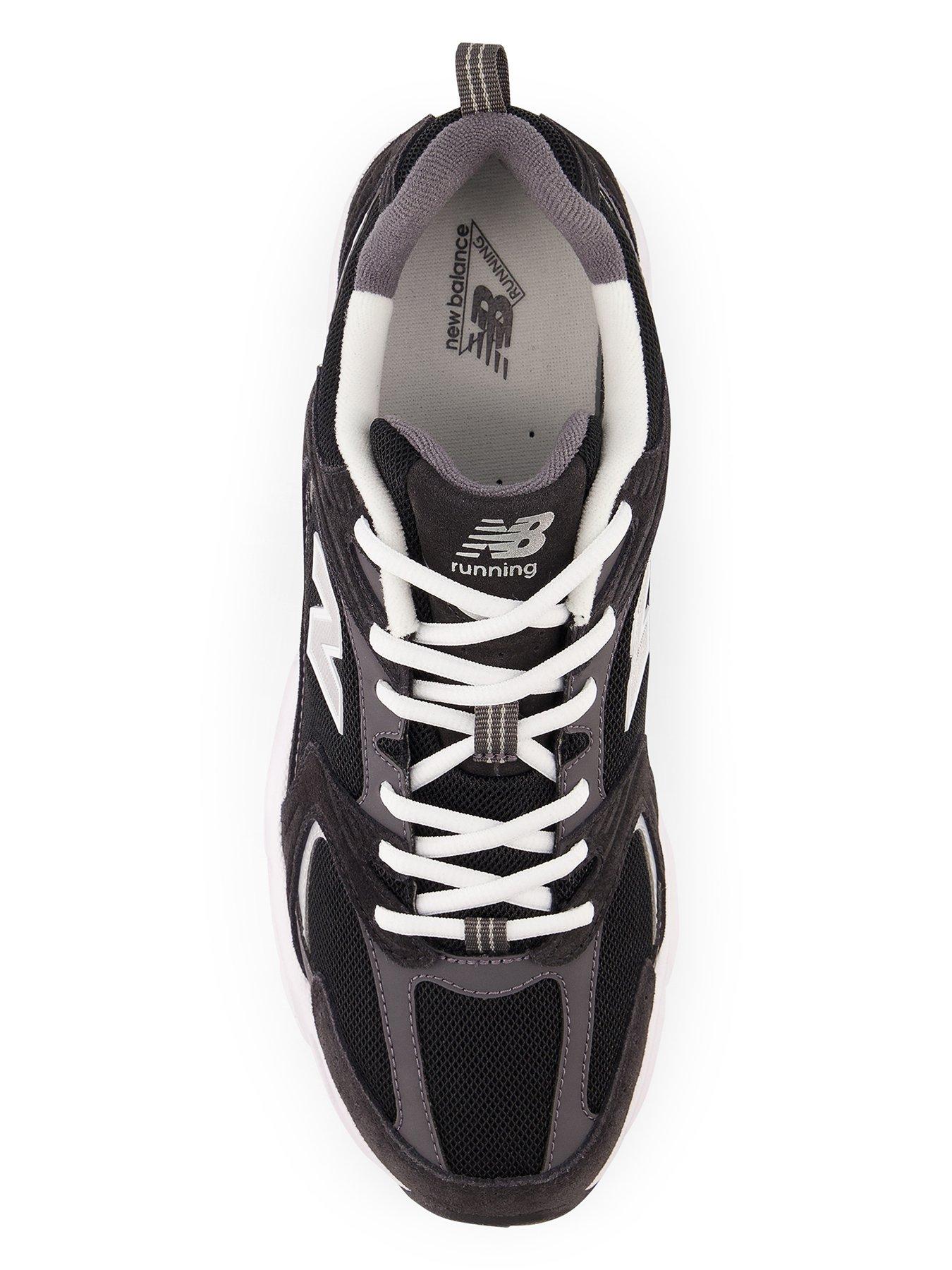 new-balance-unisex-530-trainers-blackwhiteoutfit