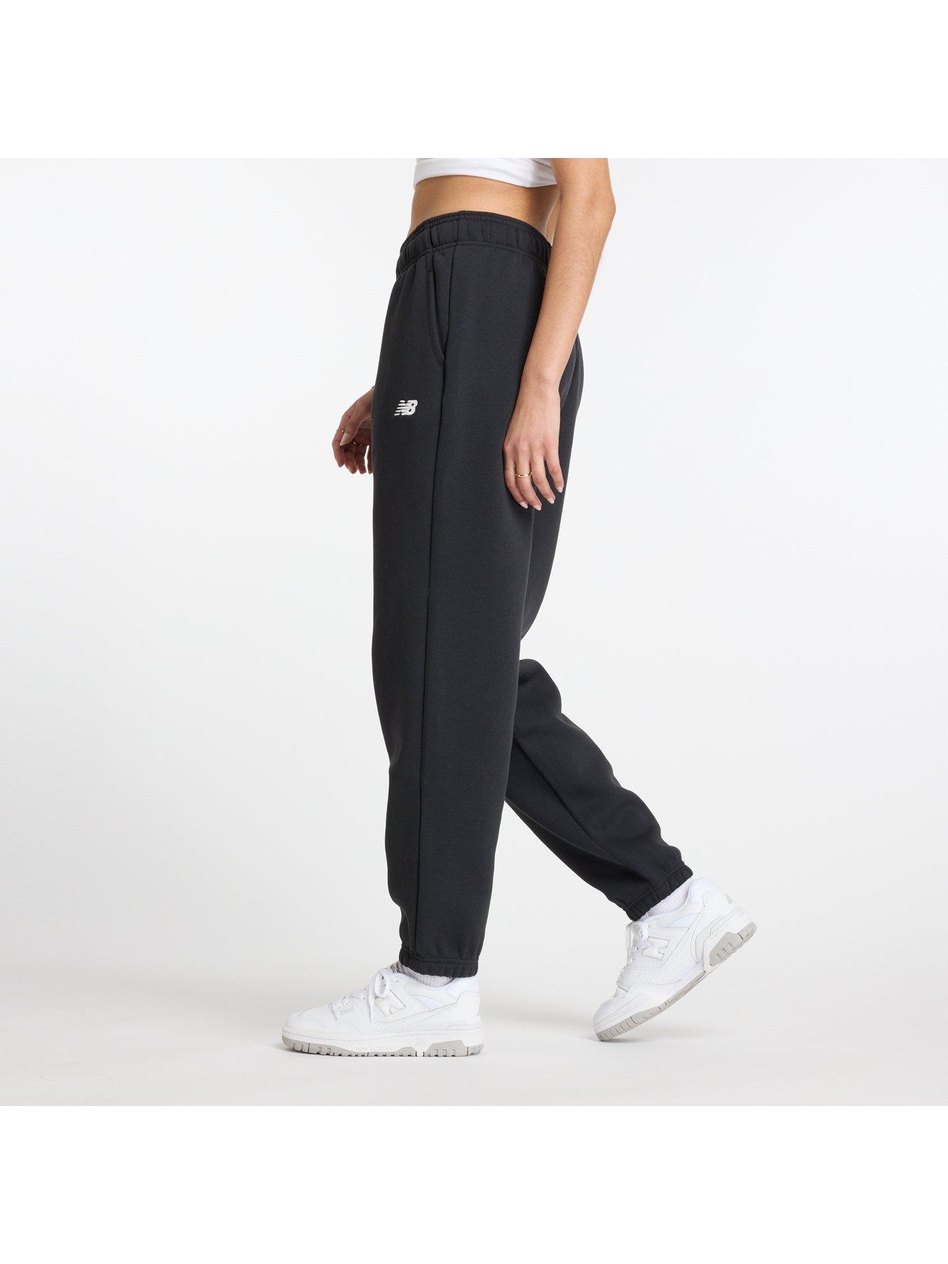 new-balance-womens-sport-essentials-fleece-jogger-blackoutfit