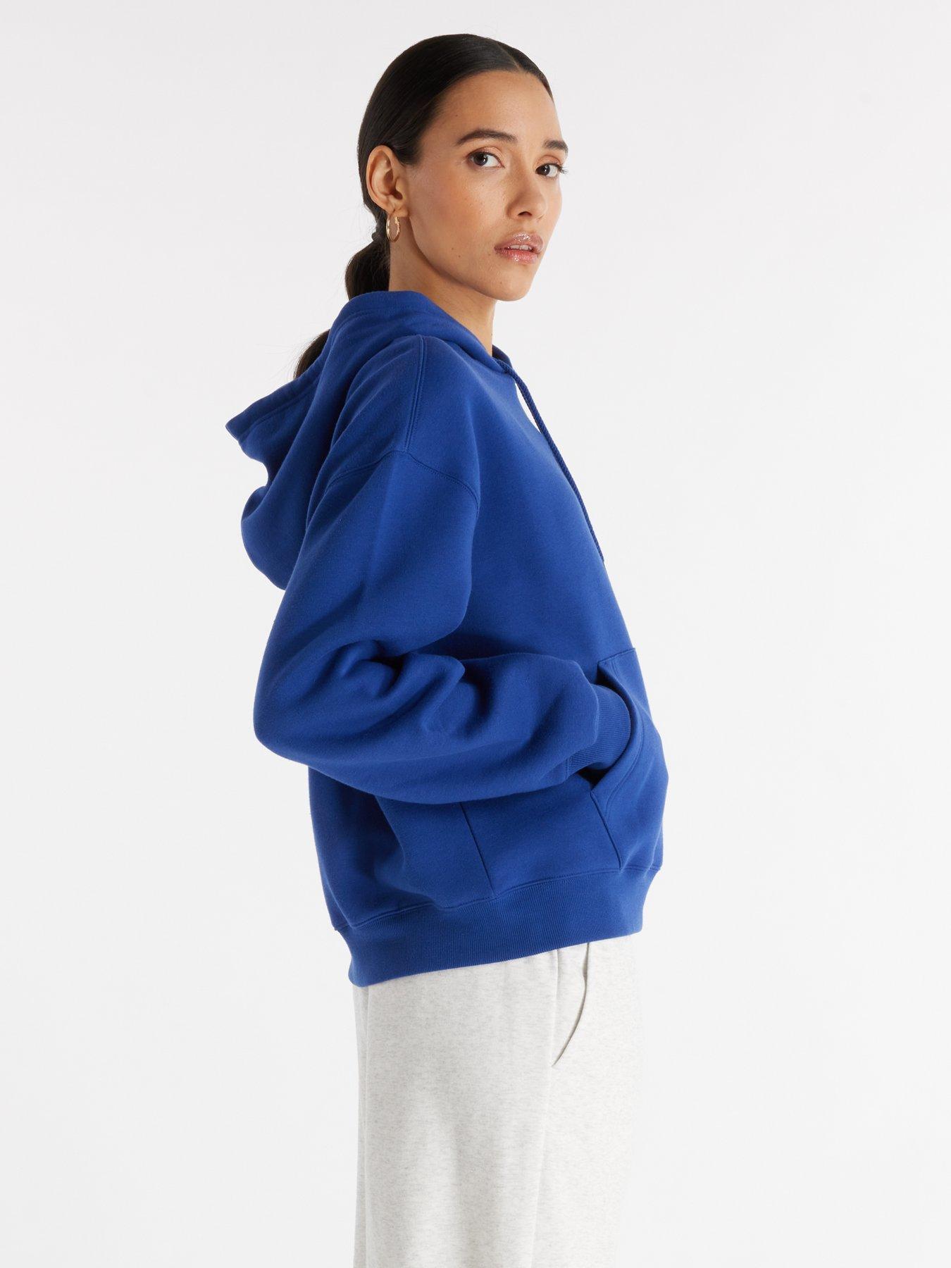 new-balance-womens-graphic-fleece-hoodie-blueoutfit