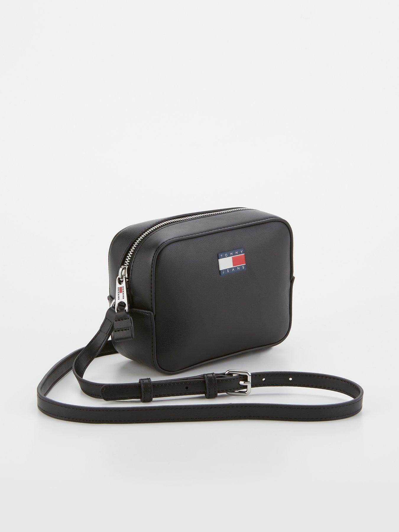 tommy-jeans-flag-logo-camera-bag-blackback