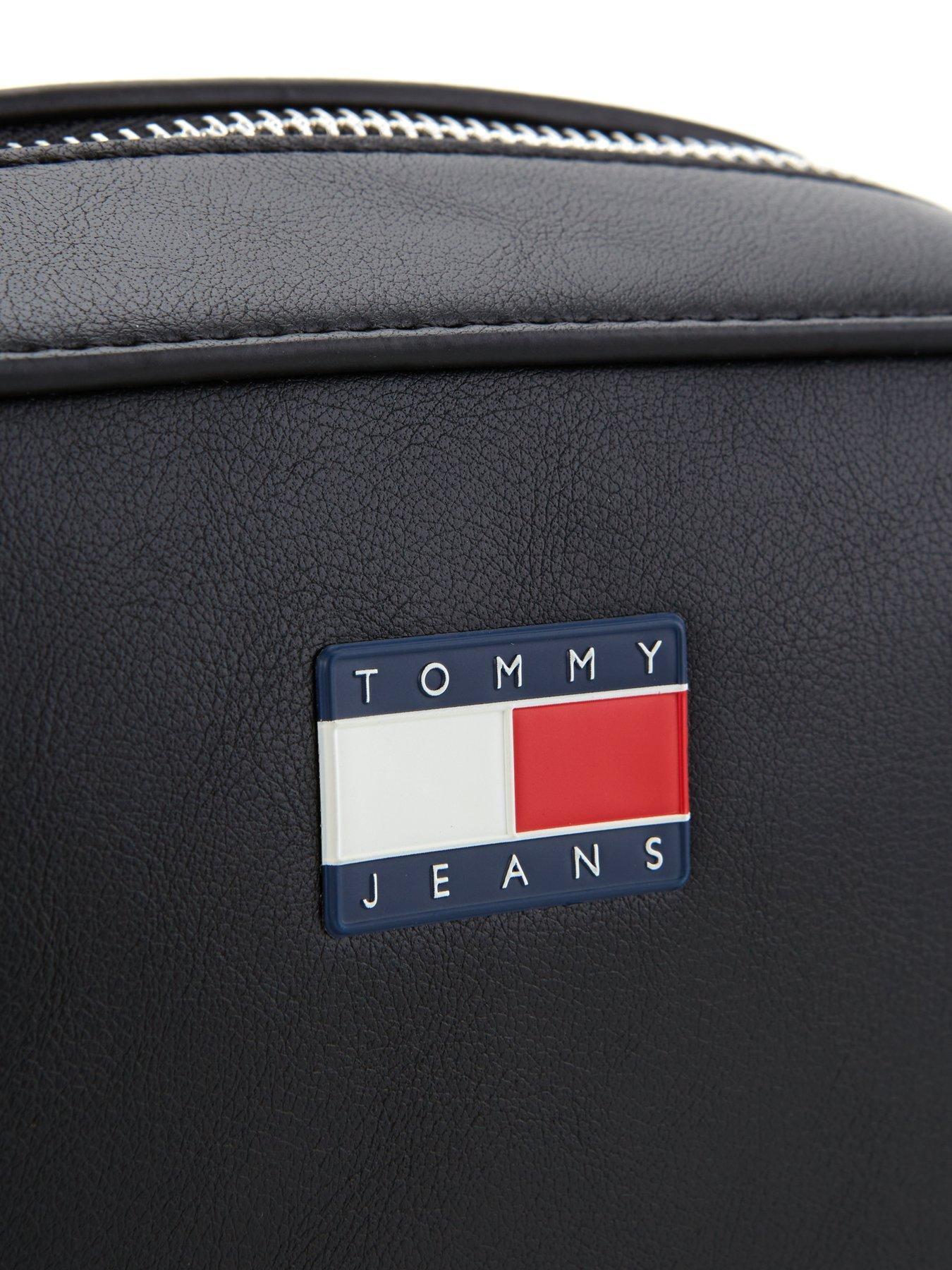 tommy-jeans-flag-logo-camera-bag-blackoutfit