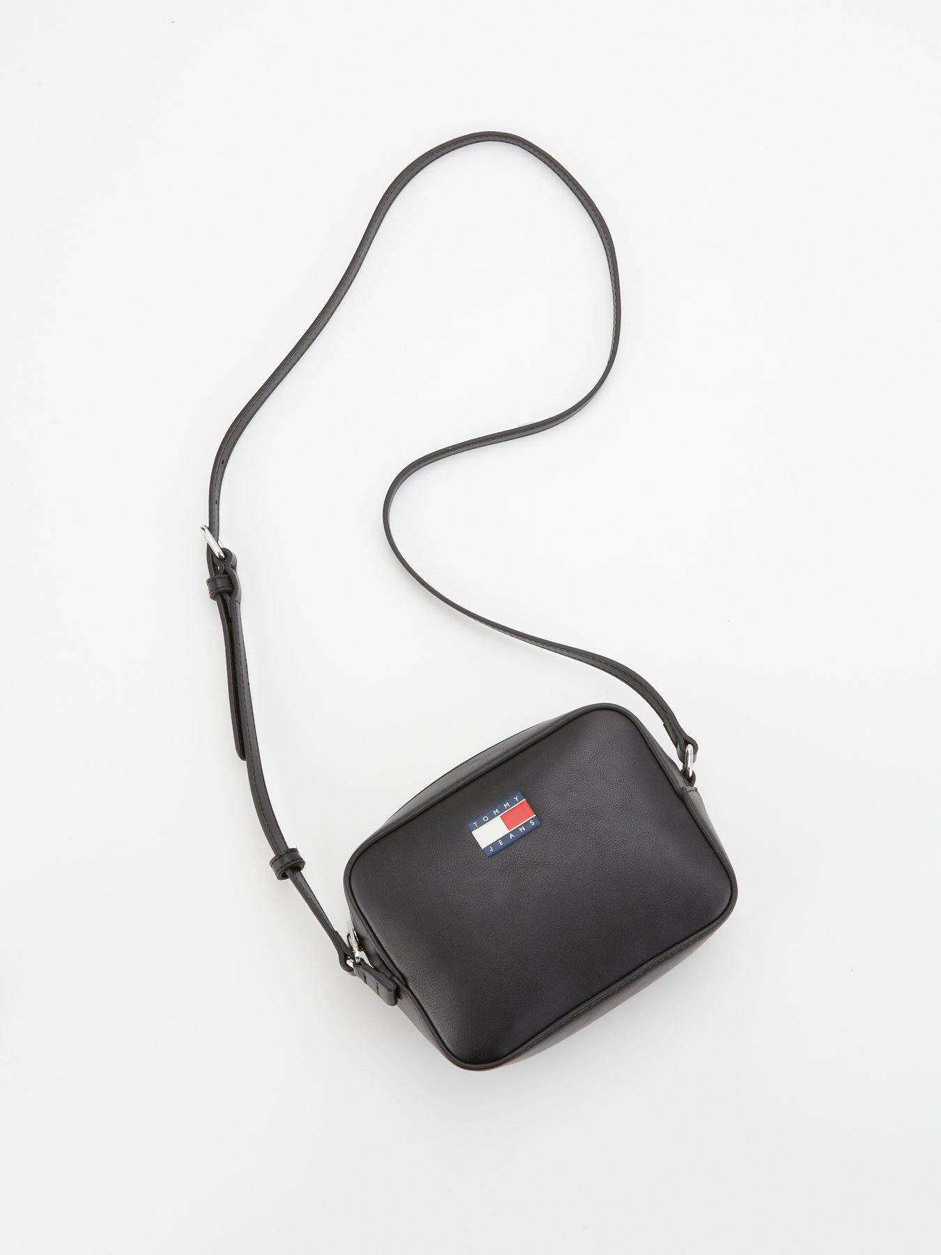 tommy-jeans-flag-logo-camera-bag-blackdetail