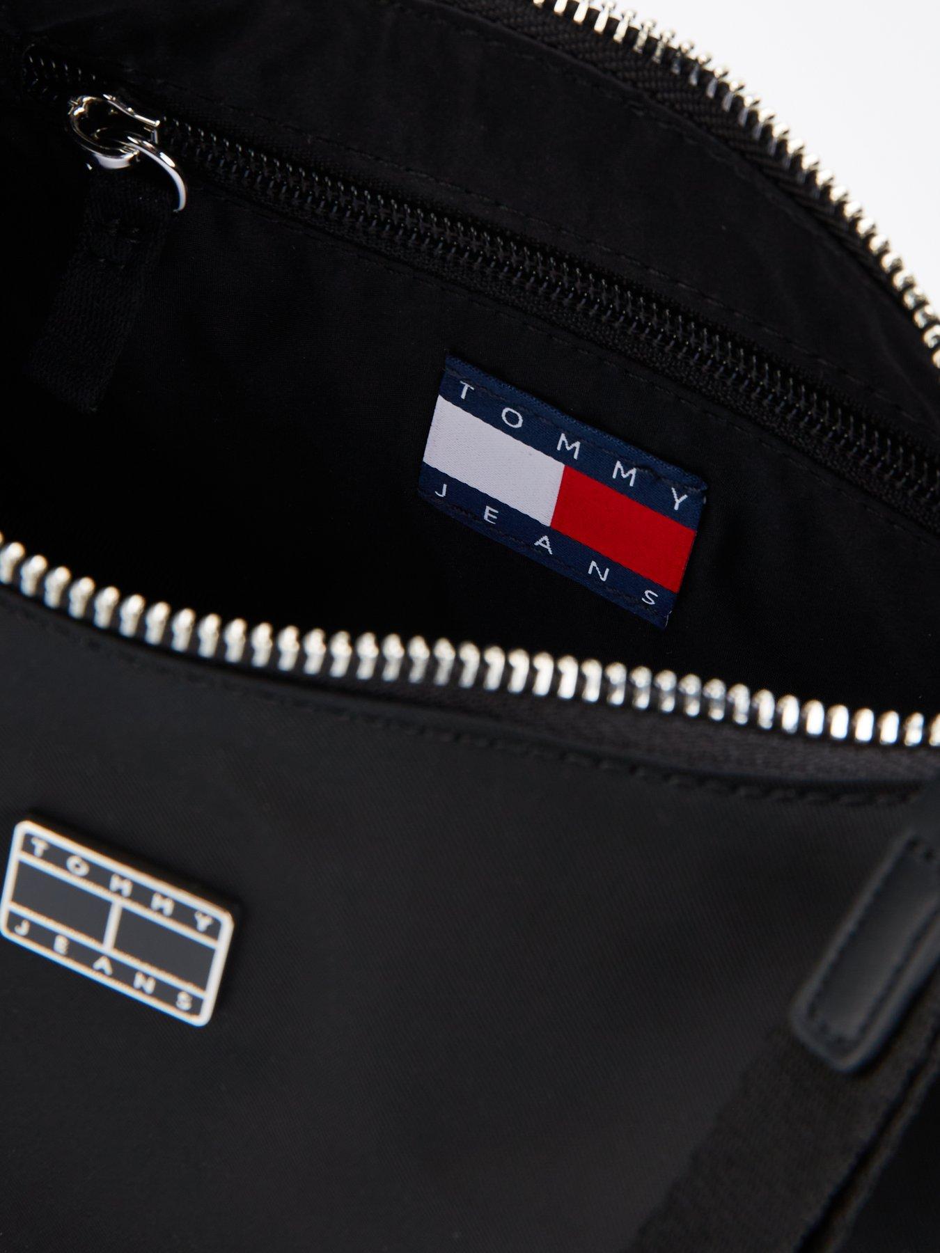 tommy-jeans-iconic-logo-shoulder-bag-blackdetail