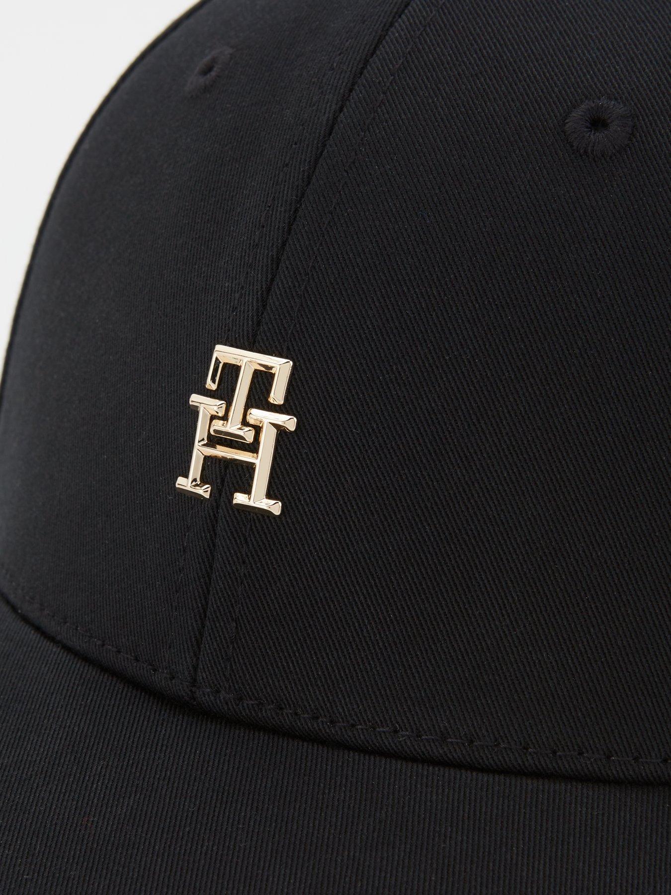 tommy-hilfiger-metal-logo-cap-blackoutfit