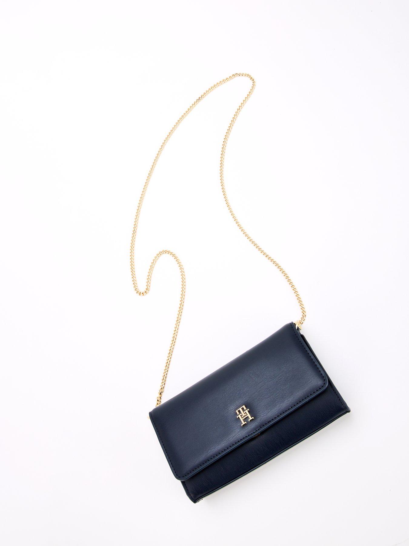 tommy-hilfiger-chain-crossbody-bag-blueoutfit