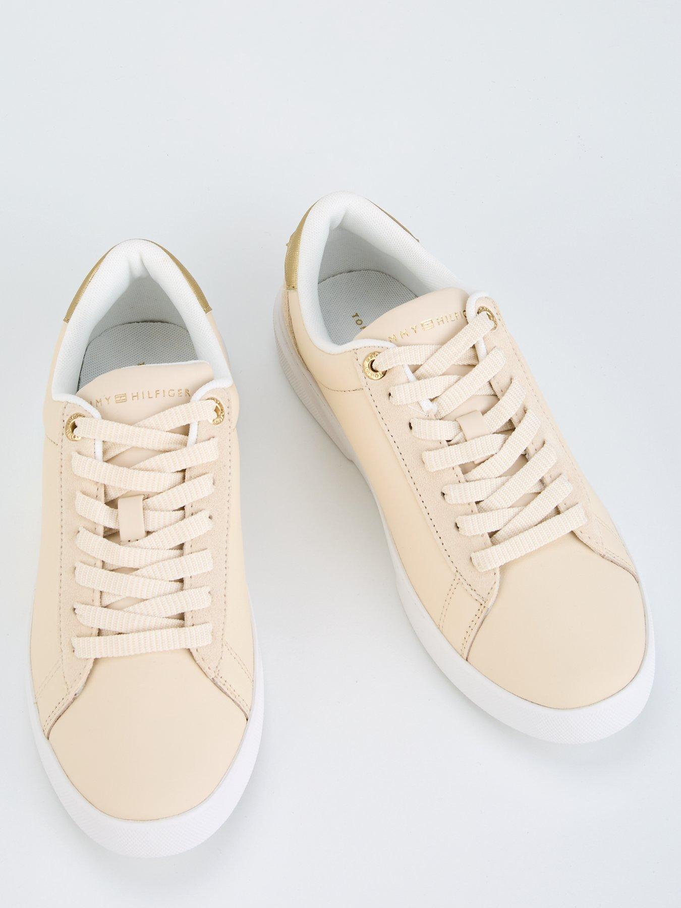 tommy-hilfiger-court-logo-trainer-whiteoutfit