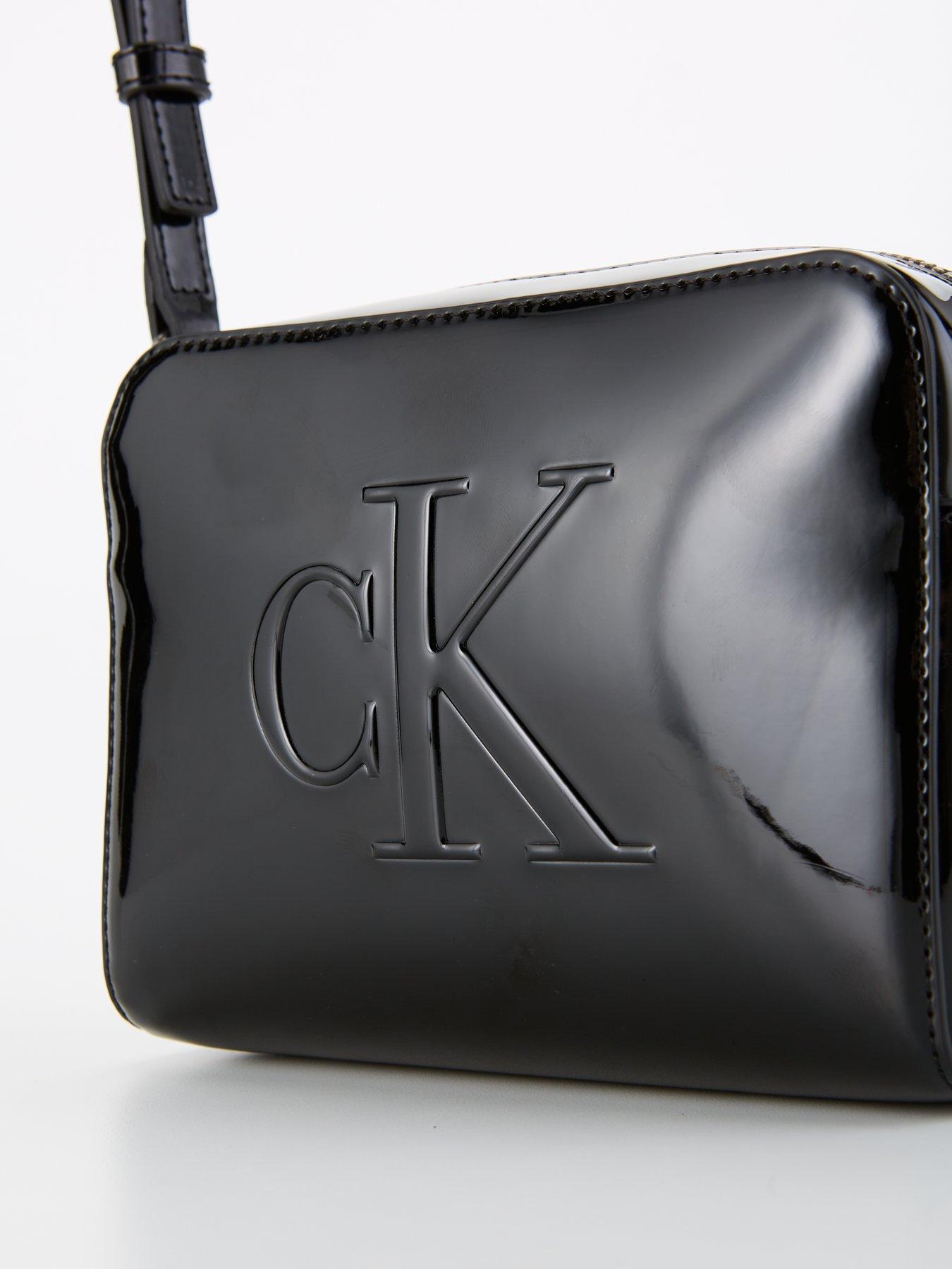 calvin-klein-jeans-sculpted-embossed-logo-camera-bag-blackoutfit