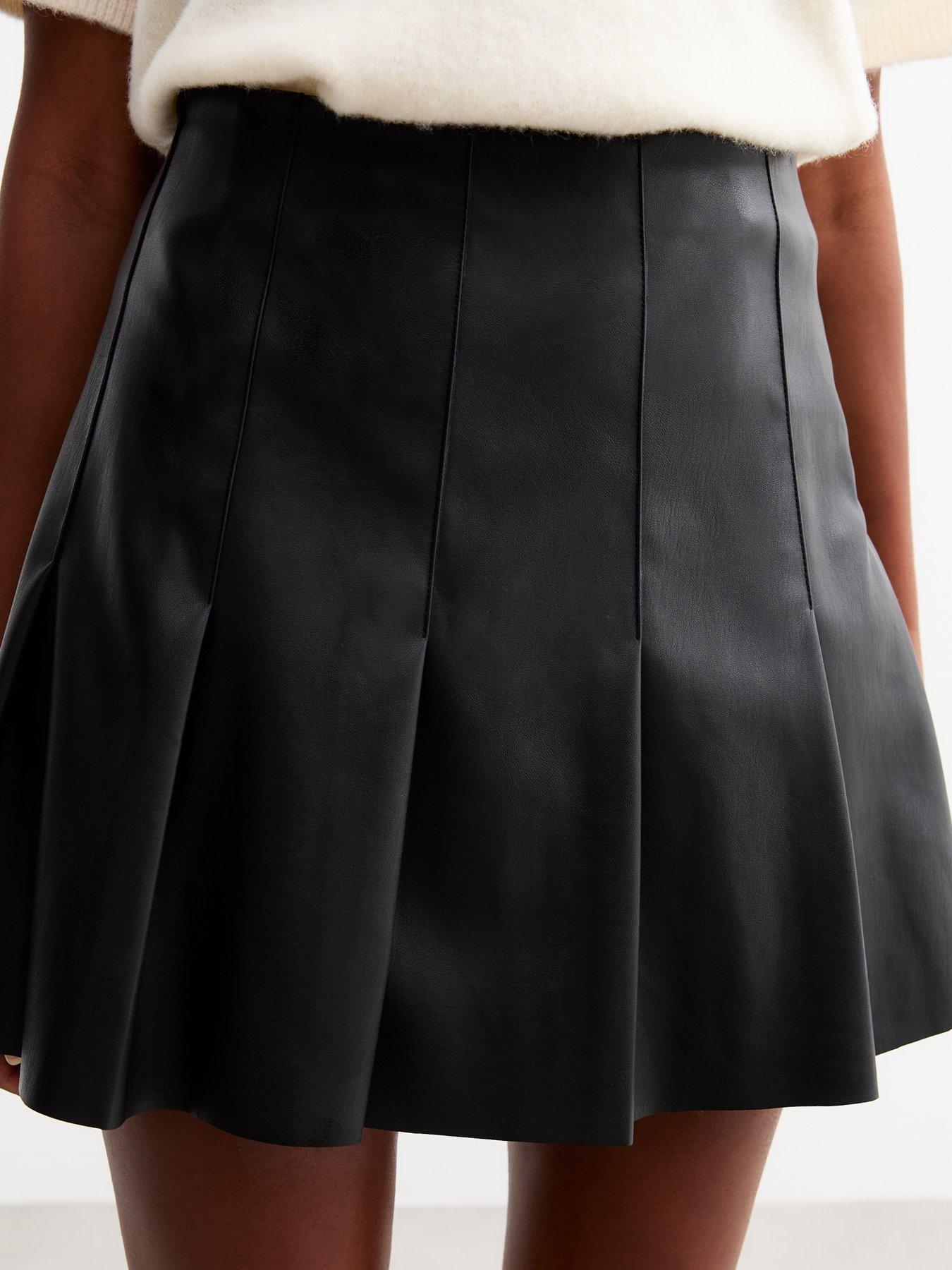 new-look-black-leather-look-pleated-mini-skirtoutfit