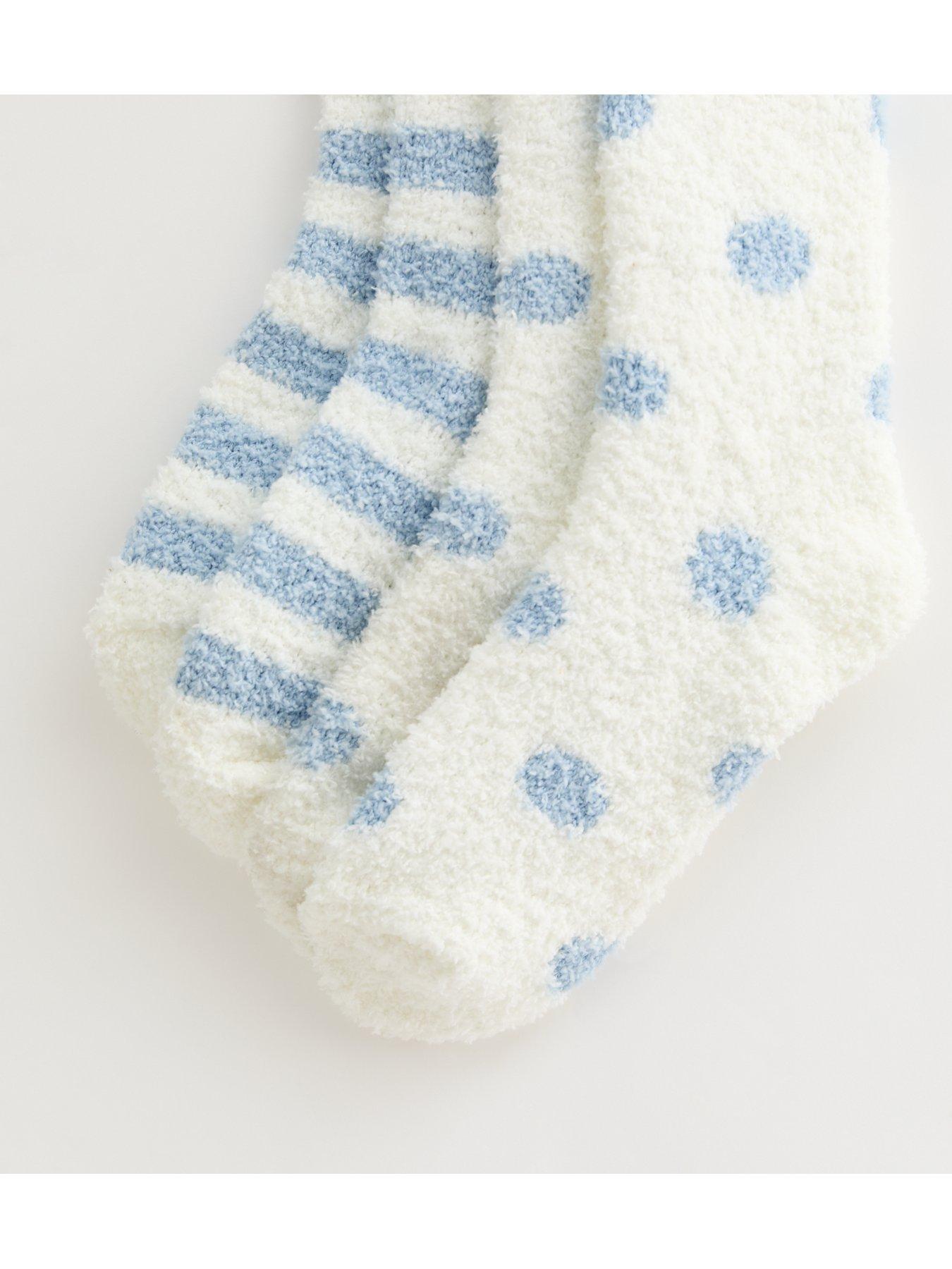 new-look-2-pack-of-blue-stripes-and-spots-cosy-socks-whitestillFront