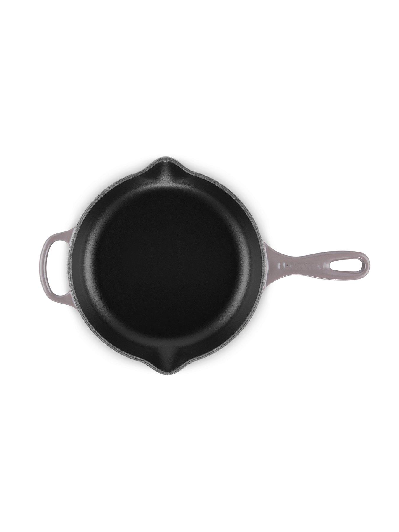 le-creuset-23-cm-cast-iron-frying-pan-with-metal-handleoutfit