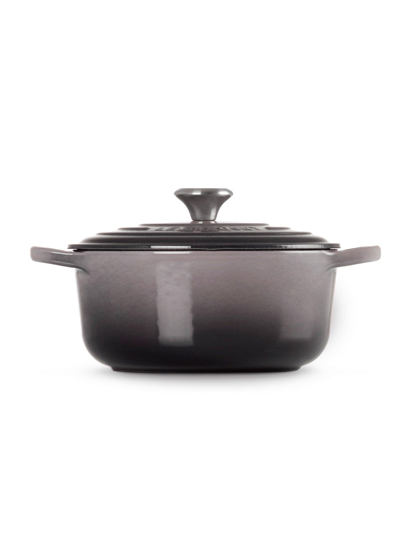 le-creuset-cast-iron-round-20-cm-casserole-in-greyoutfit