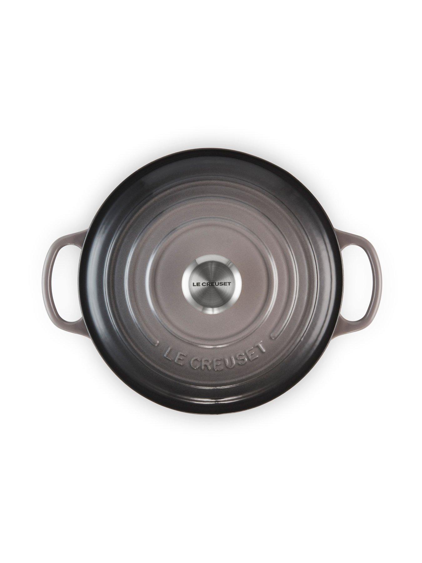 le-creuset-cast-iron-round-20-cm-casserole-in-greydetail