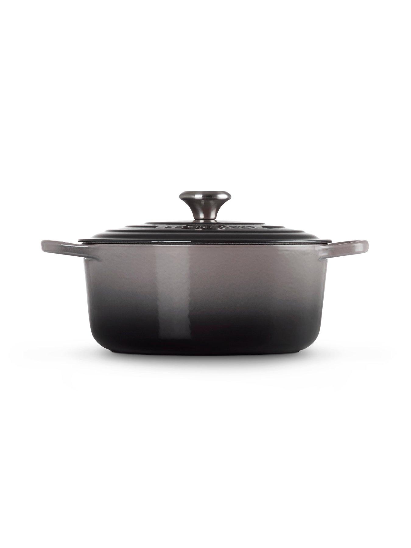 le-creuset-cast-iron-round-26-cm-casserole-in-greyoutfit