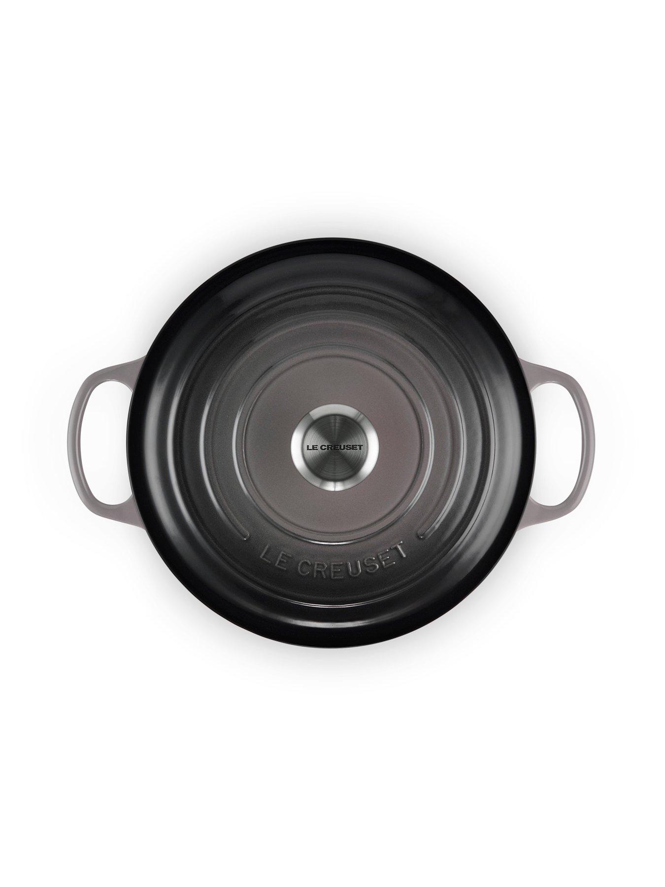 le-creuset-cast-iron-round-26-cm-casserole-in-greydetail