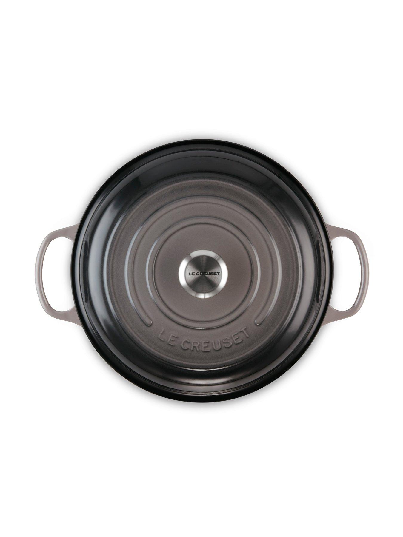 le-creuset-signature-30-cm-shallow-cast-iron-casserolenbspdetail