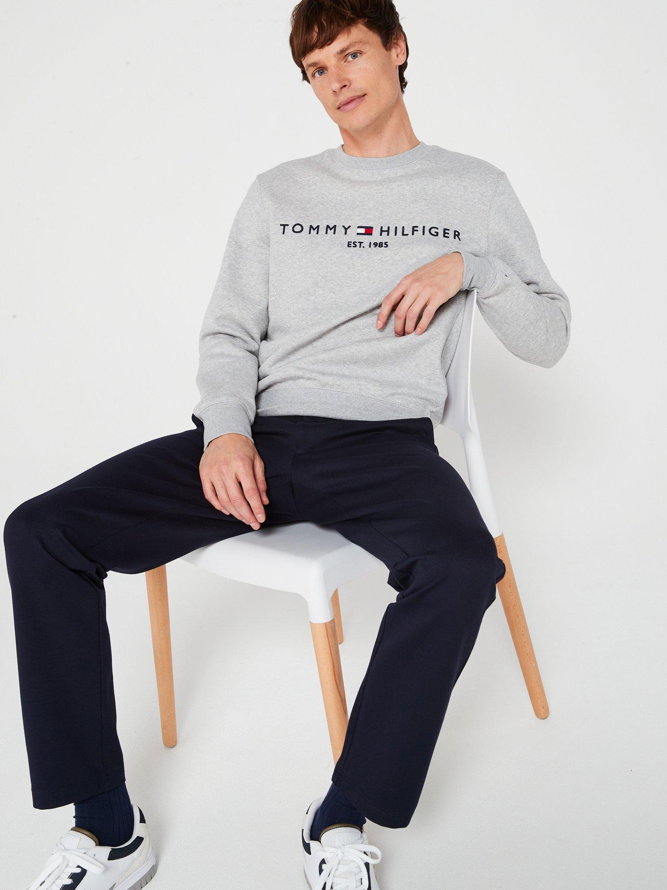 tommy-hilfiger-regular-fit-linear-chest-logo-crew-sweat-light-greyoutfit