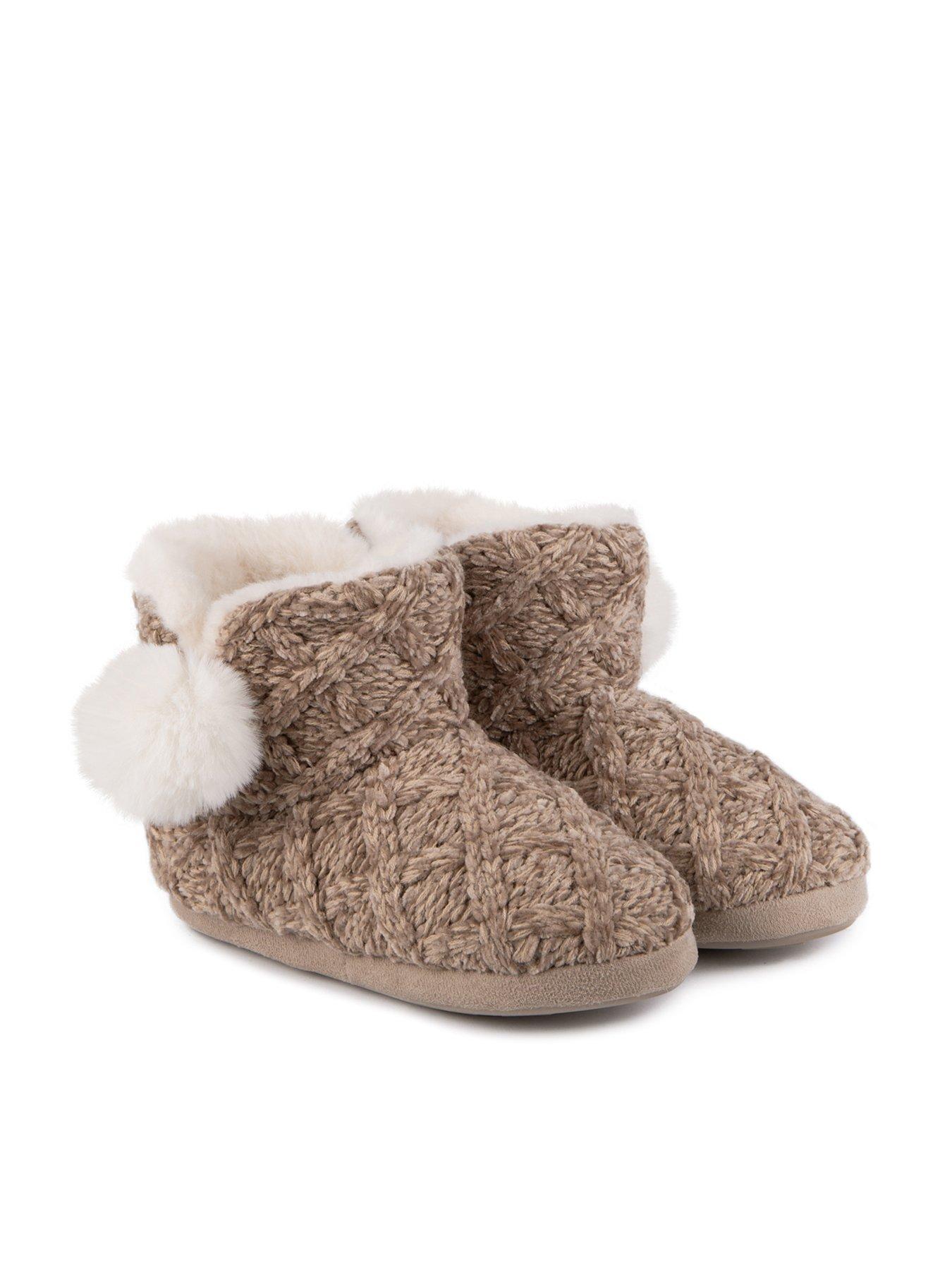 totes-totes-cable-knit-boot-slippers-with-pom-brown