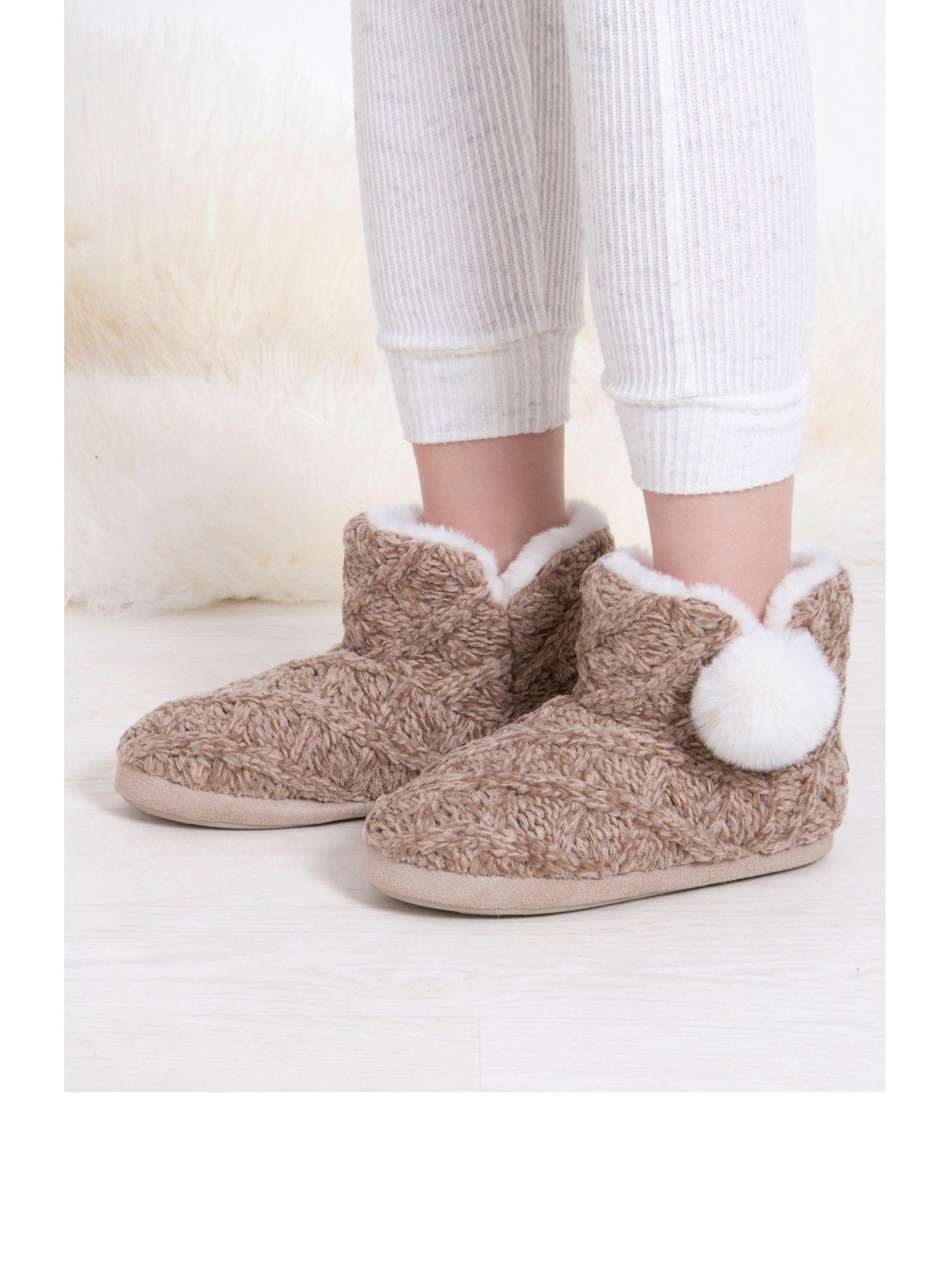 totes-totes-cable-knit-boot-slippers-with-pom-brownstillFront