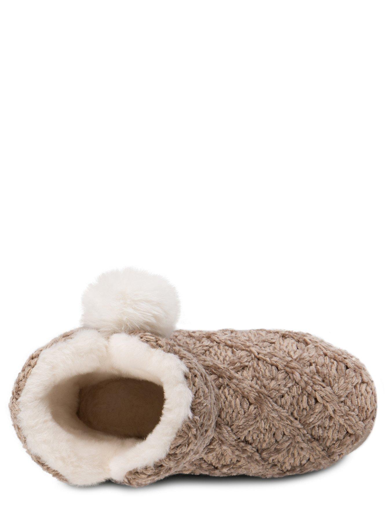 totes-totes-cable-knit-boot-slippers-with-pom-brownoutfit