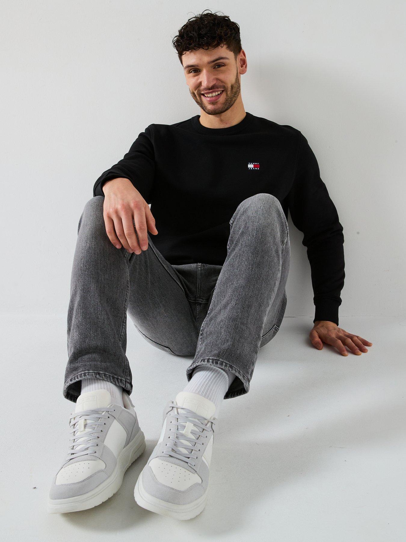 tommy-jeans-regular-fit-left-chest-badge-crew-sweatshirt-blackoutfit