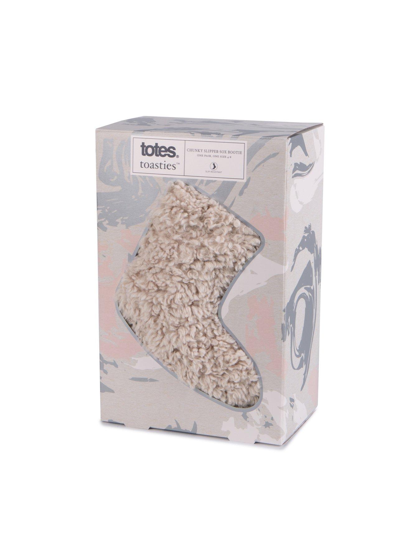 totes-totes-textured-faux-fur-slipper-sock-booties-creamoutfit