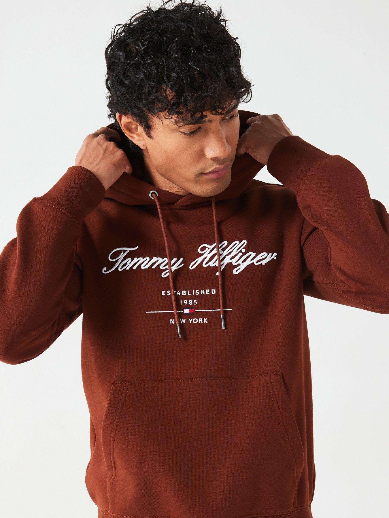 tommy-hilfiger-regular-fit-script-logo-overhead-hoodie-brownoutfit