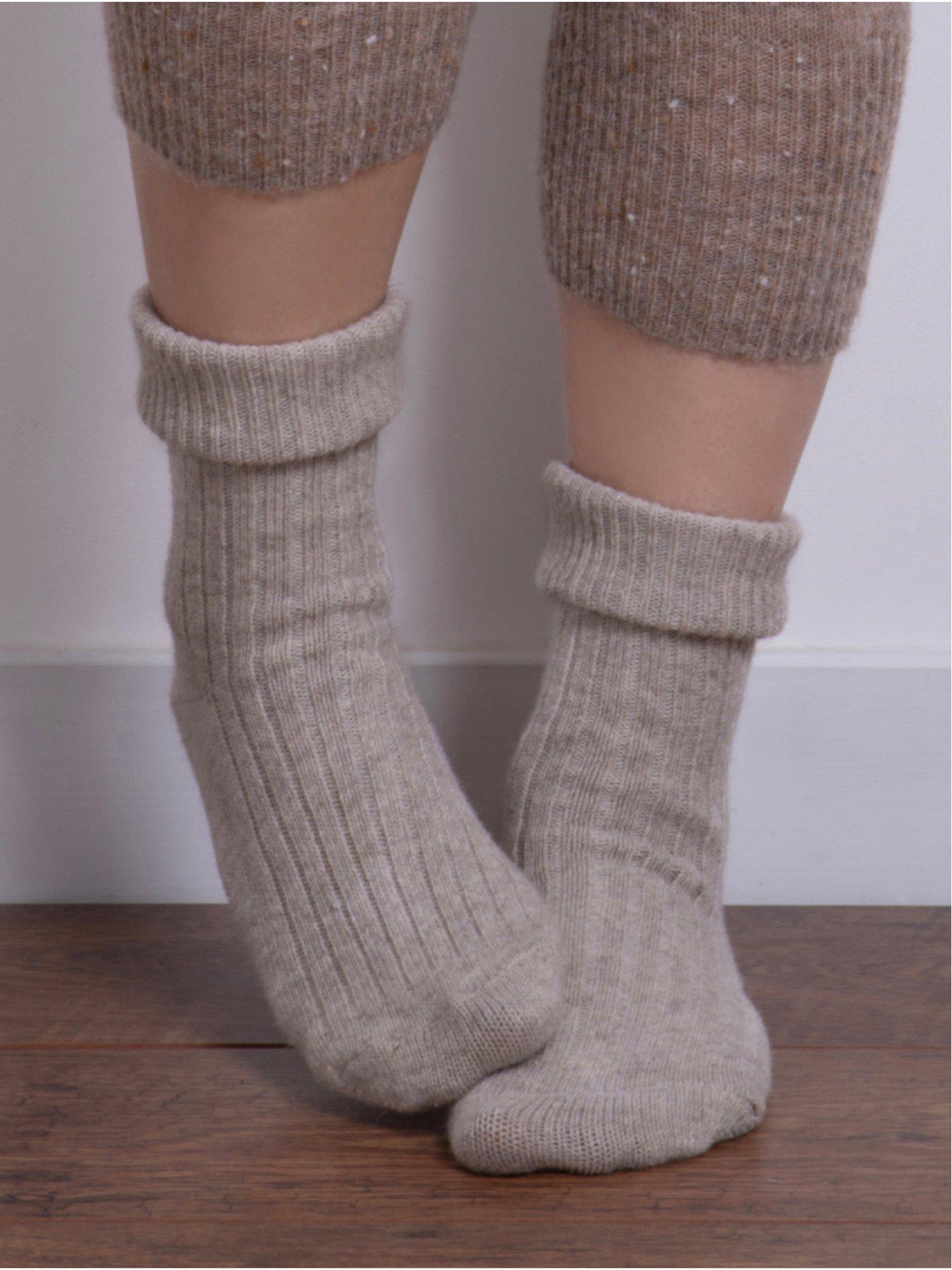 totes-totes-luxury-cashmere-and-wool-blend-ankle-socks-minkstillFront