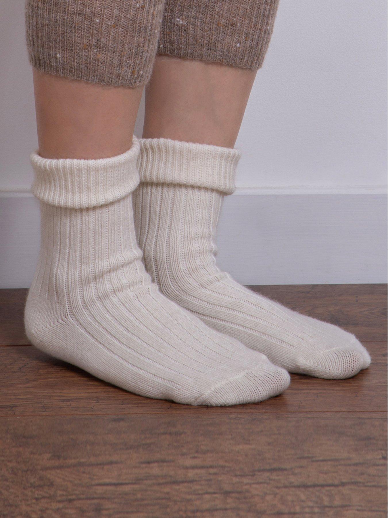 totes-totes-luxury-cashmere-and-wool-blend-ankle-socks-oatstillFront