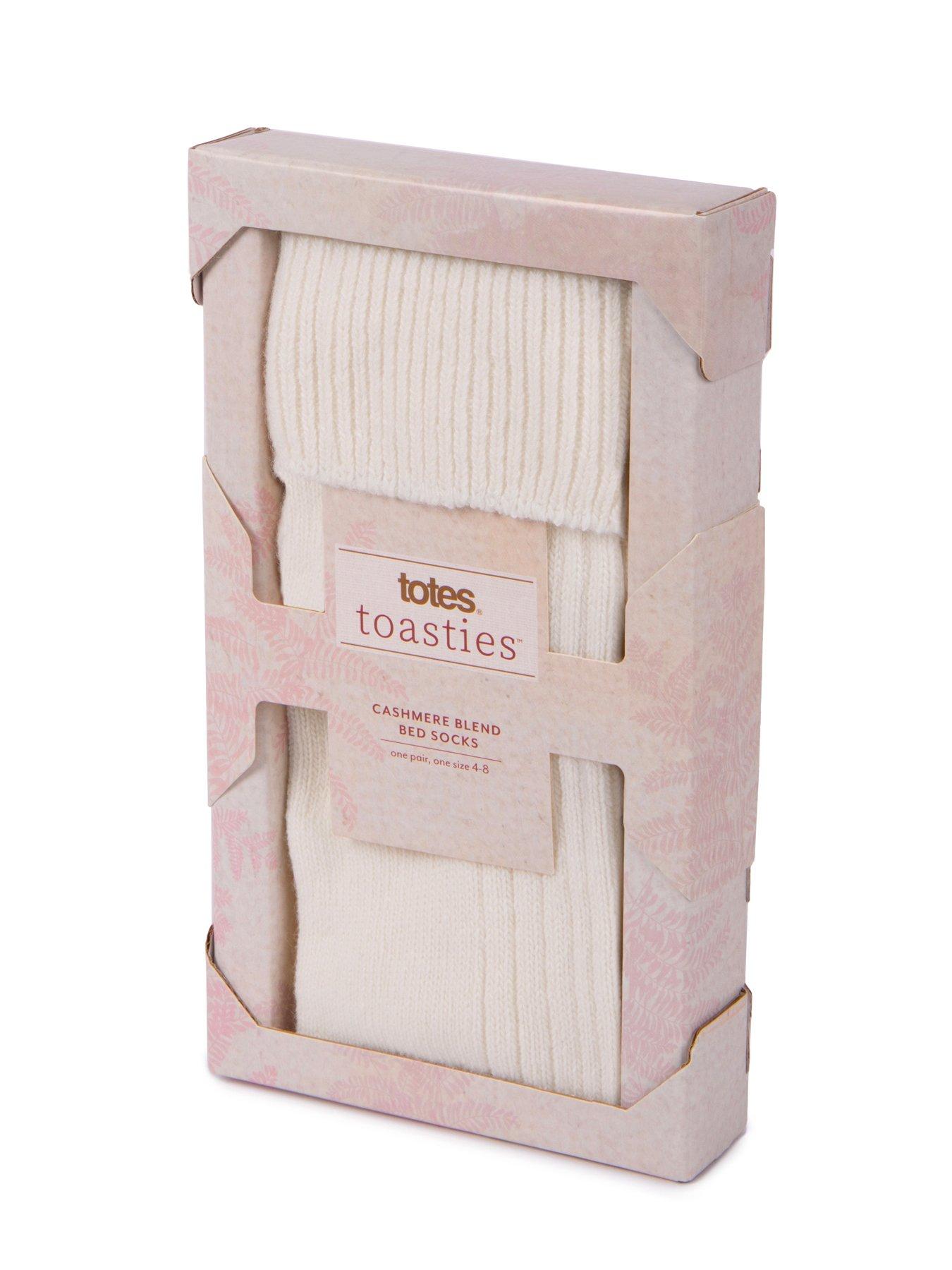 totes-totes-luxury-cashmere-and-wool-blend-ankle-socks-oatoutfit