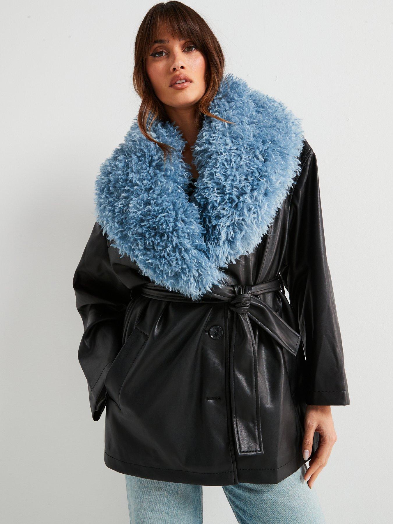 jakke-agatha-coat-black-and-blue-faux-fur-coat