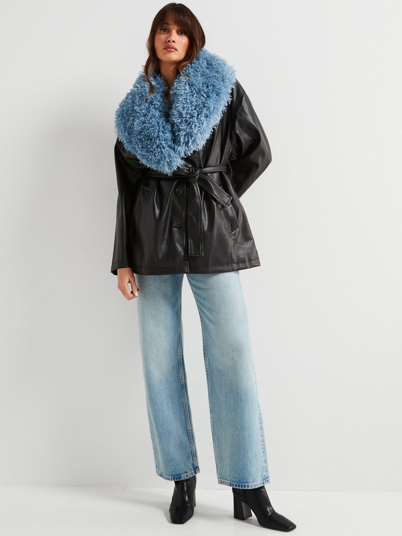 jakke-agatha-coat-black-and-blue-faux-fur-coatback