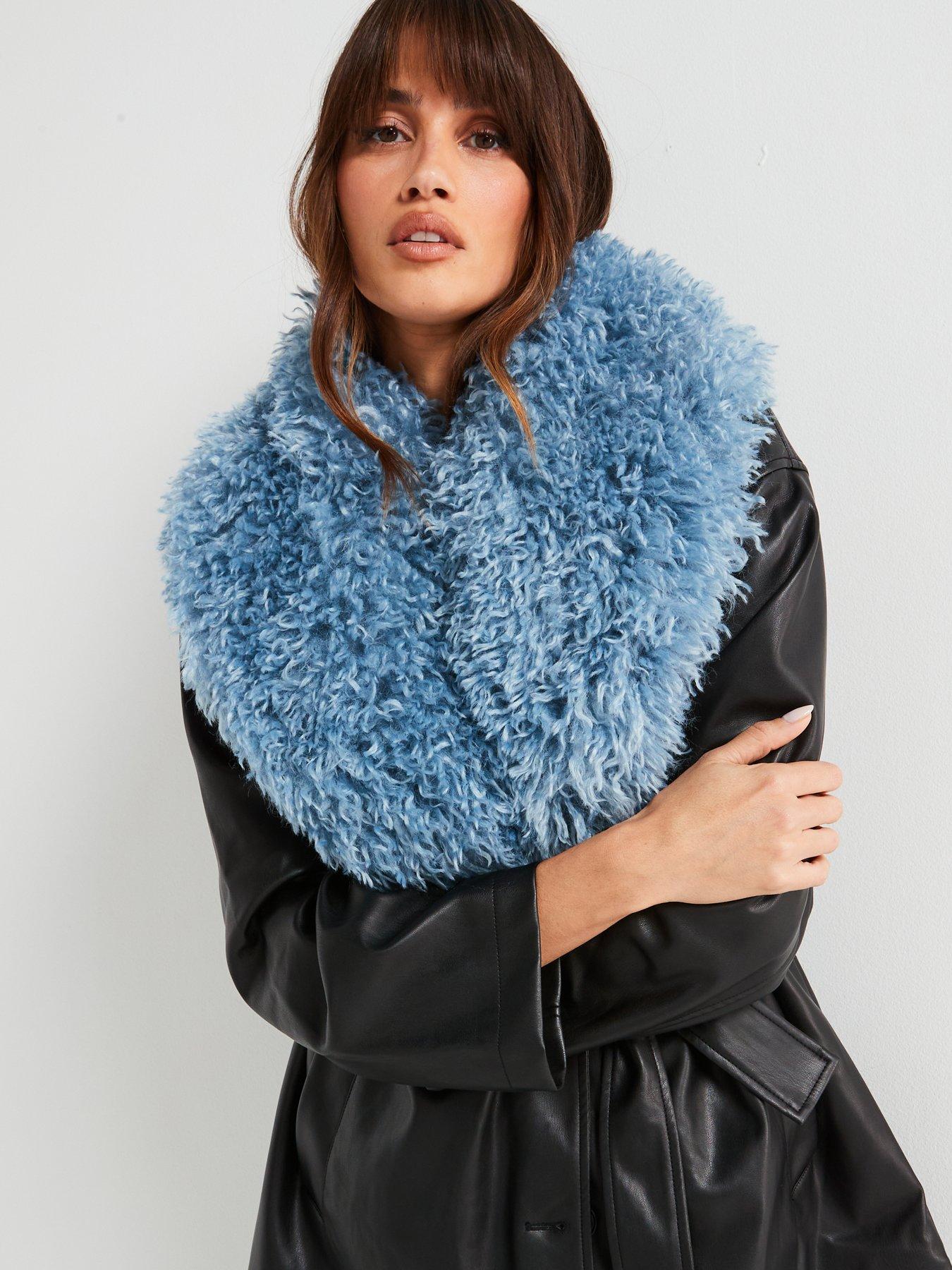 jakke-agatha-coat-black-and-blue-faux-fur-coatoutfit