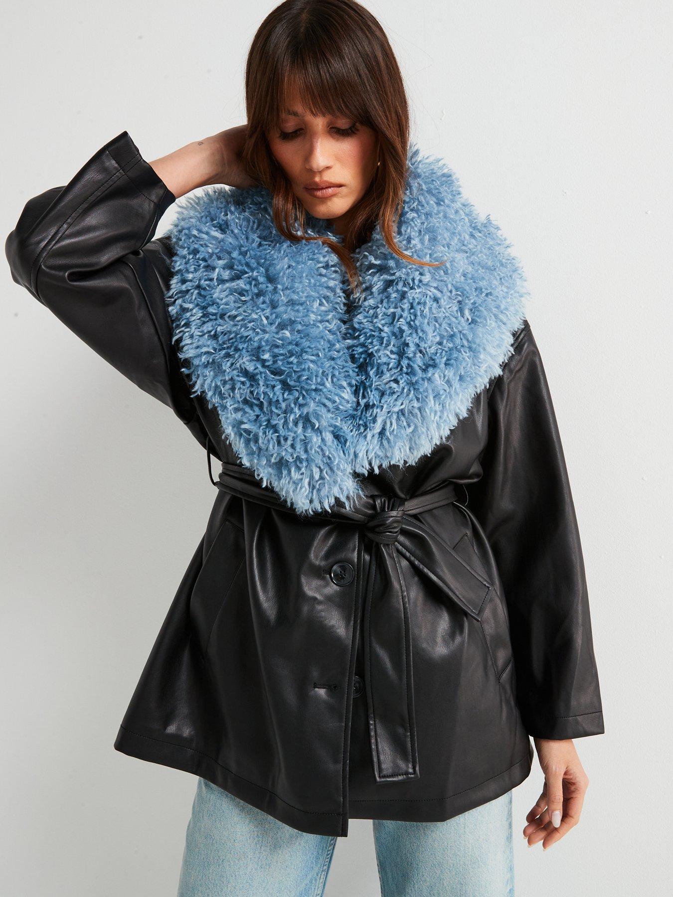 jakke-agatha-coat-black-and-blue-faux-fur-coatdetail