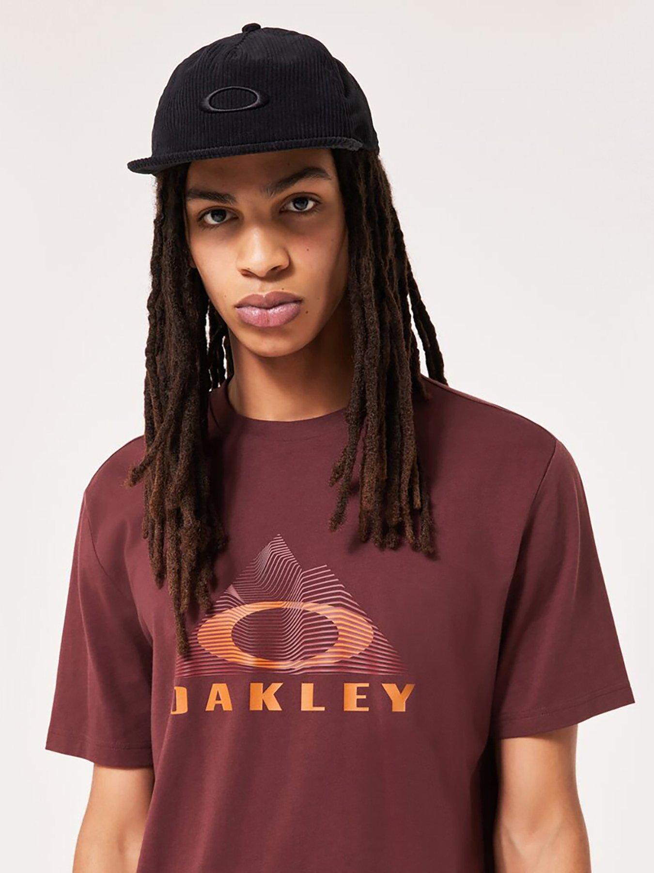 oakley-mens-lined-mountain-bark-tee-burgundyoutfit