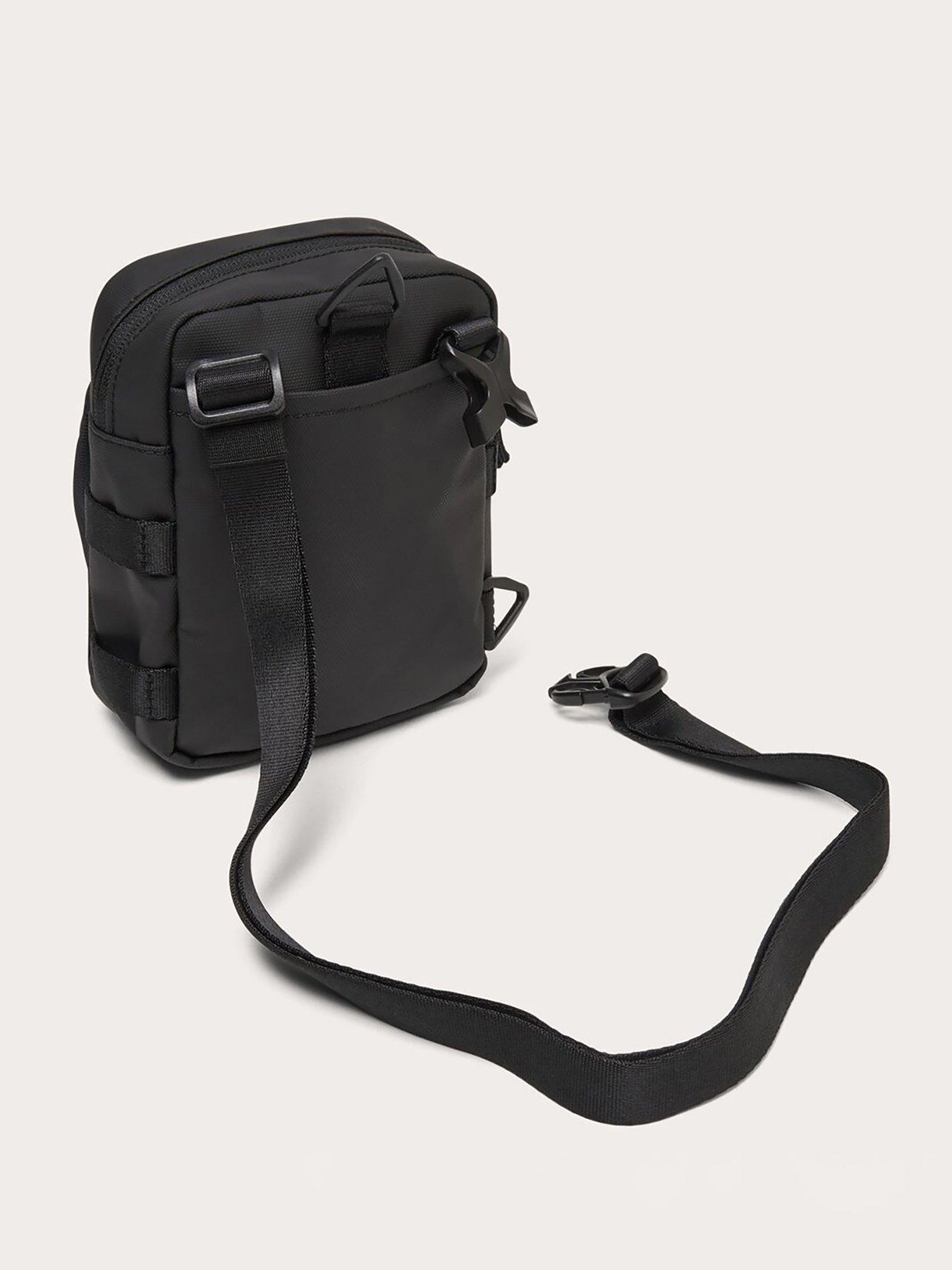 oakley-mens-rover-crossbody-bag-blackoutfit