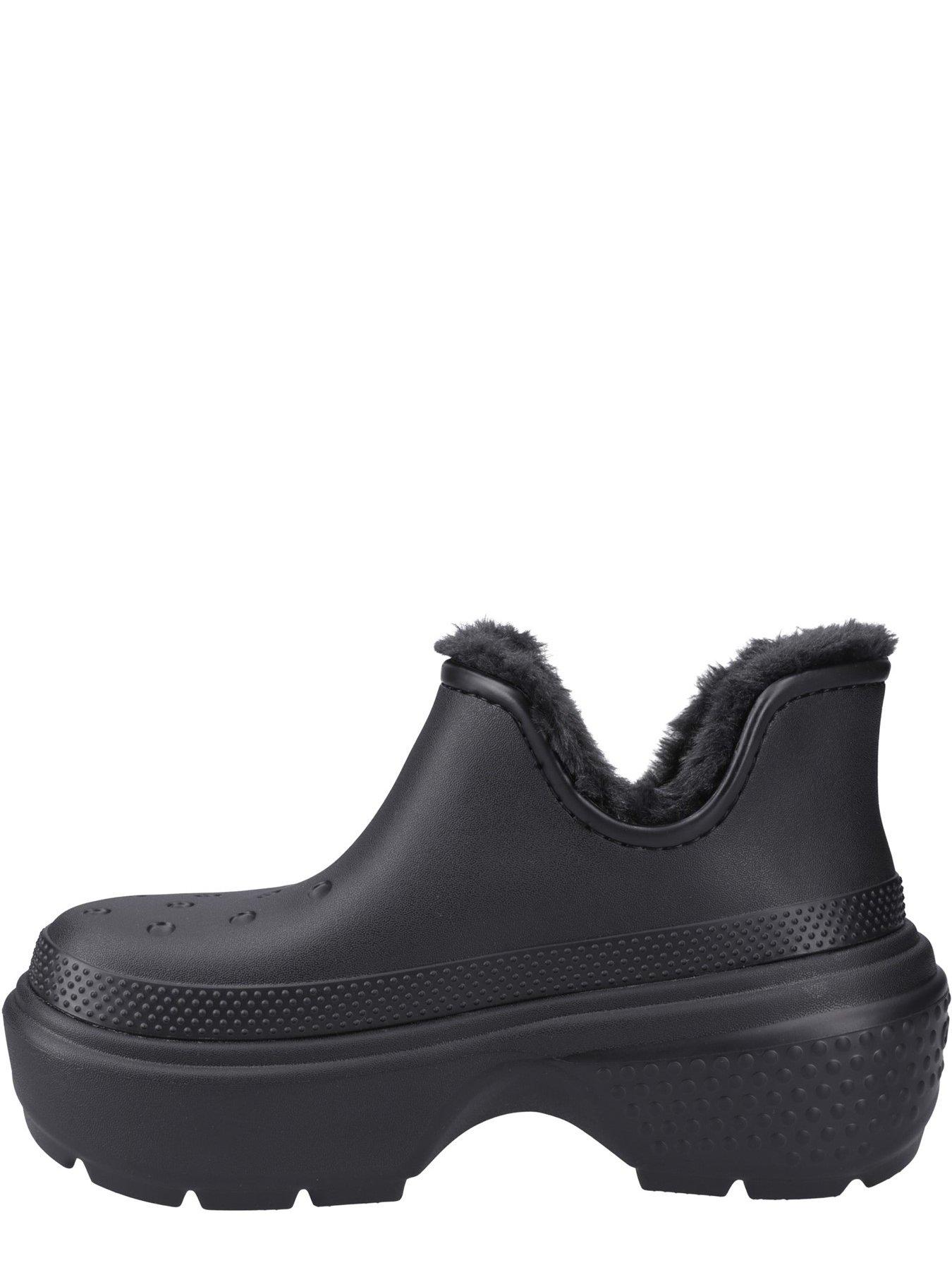 crocs-stomp-shorty-boot-blackoutfit