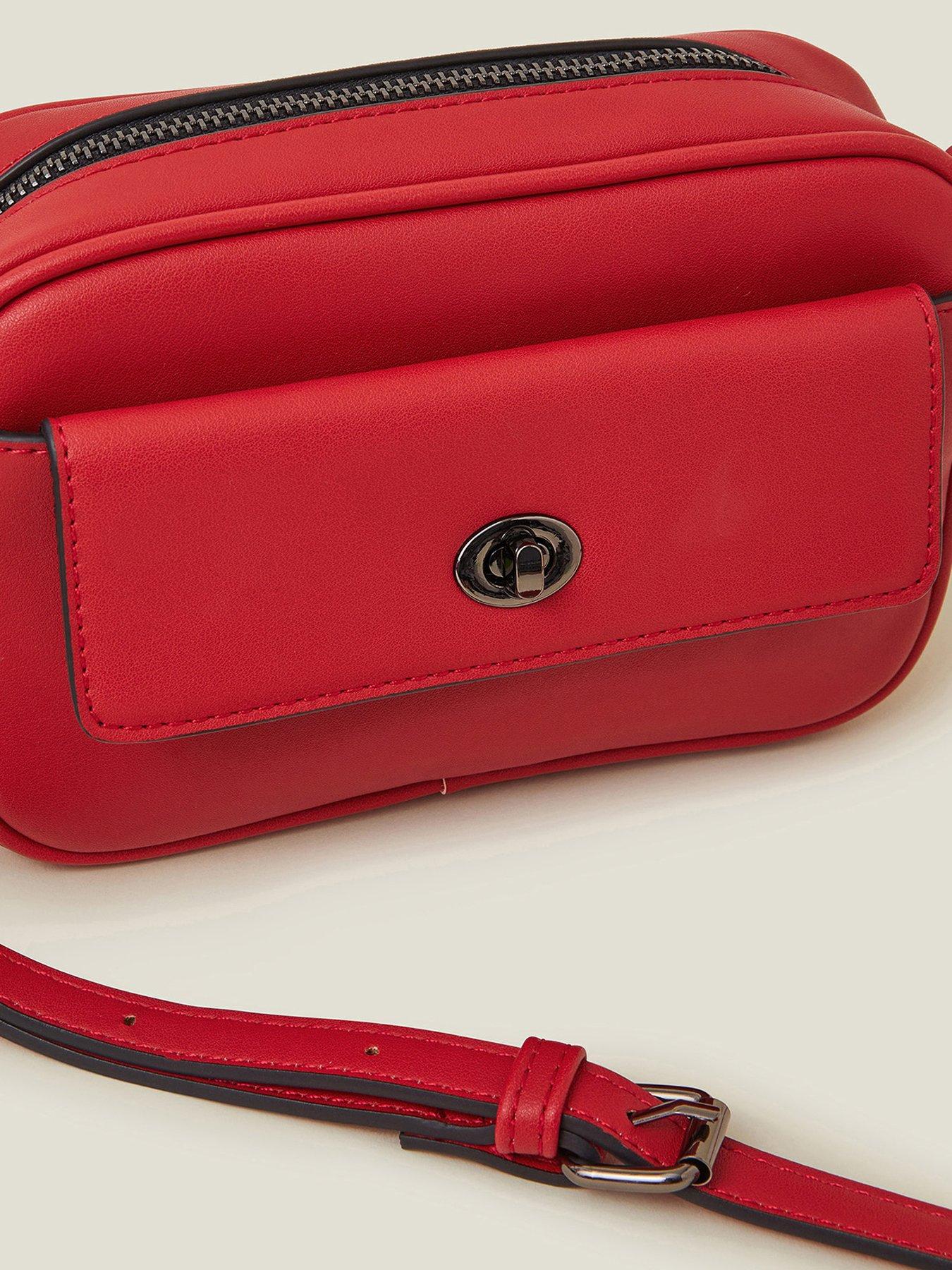 accessorize-twistlock-crossbodydetail