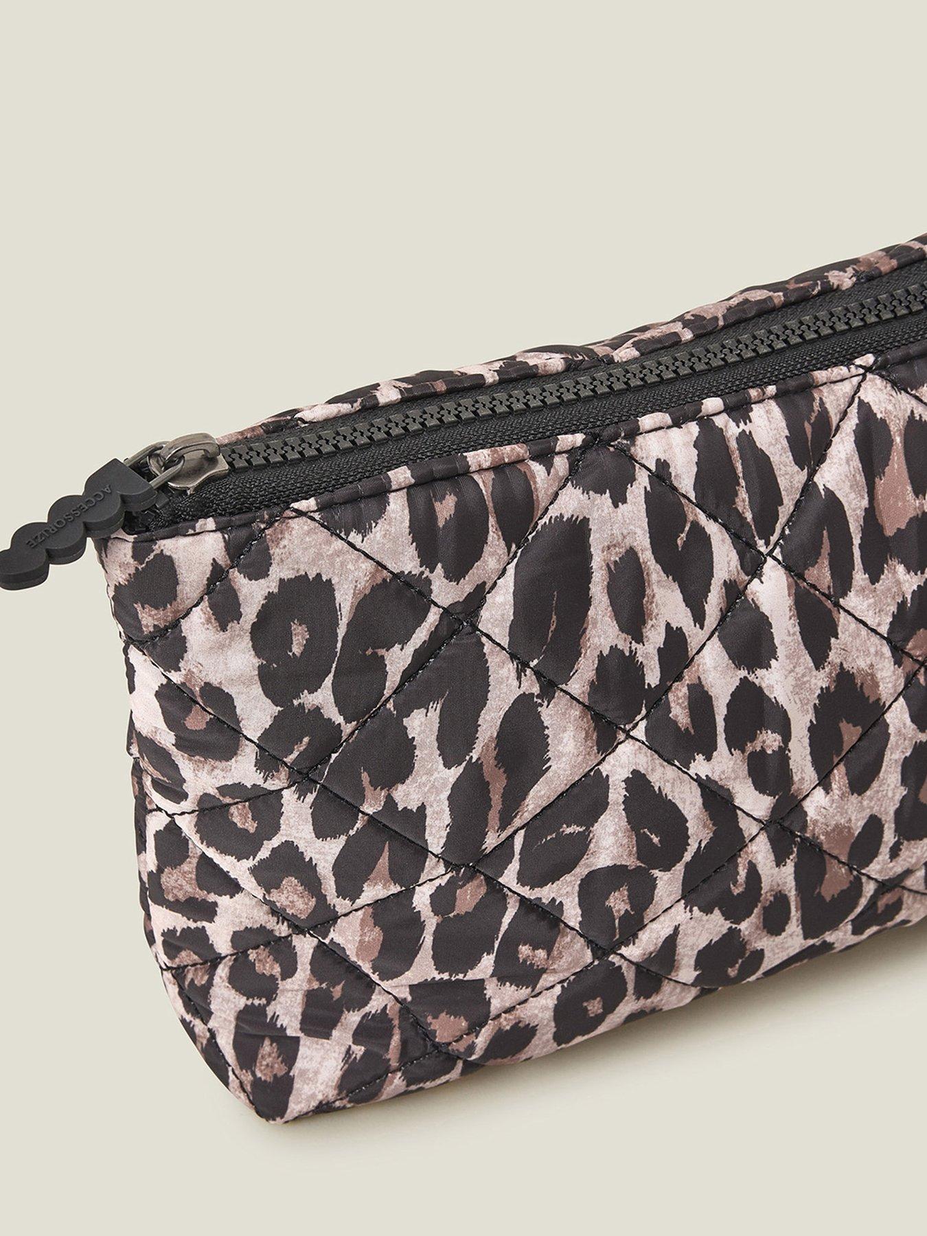 accessorize-leopard-wash-bagdetail