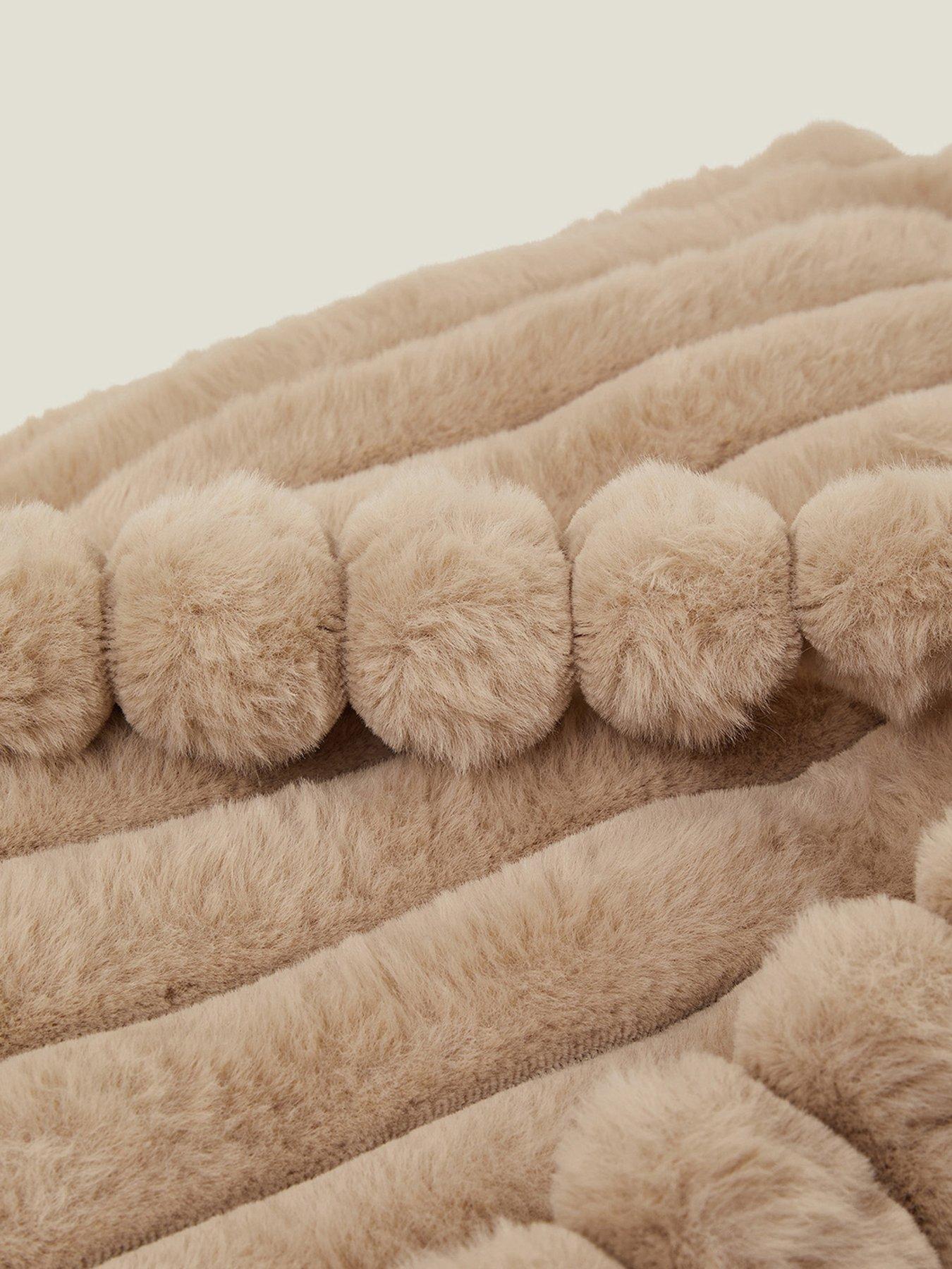 accessorize-faux-fur-shopperdetail