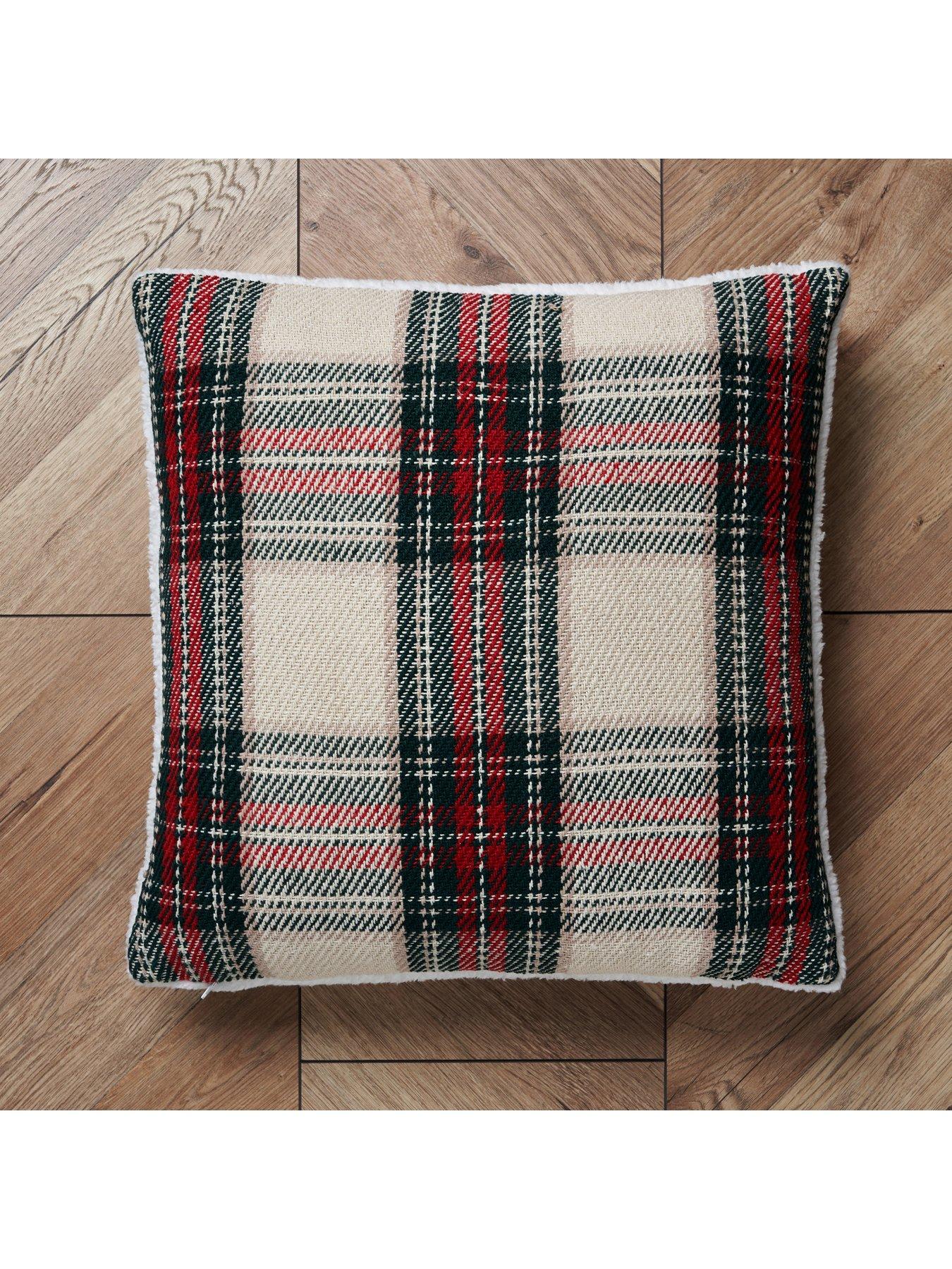 very-home-christmas-check-sherpa-cushiondetail