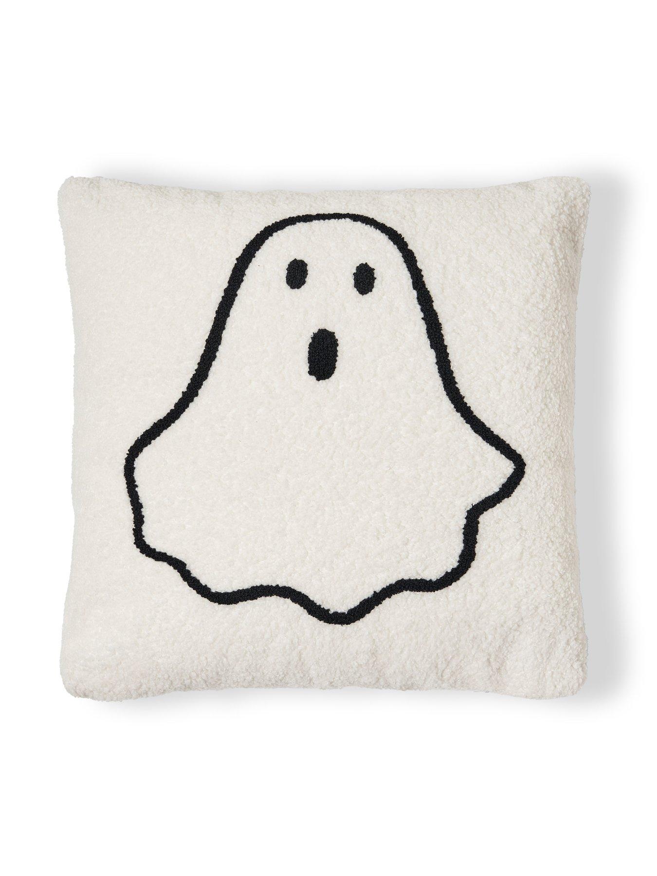 very-home-tufted-ghost-cushiondetail